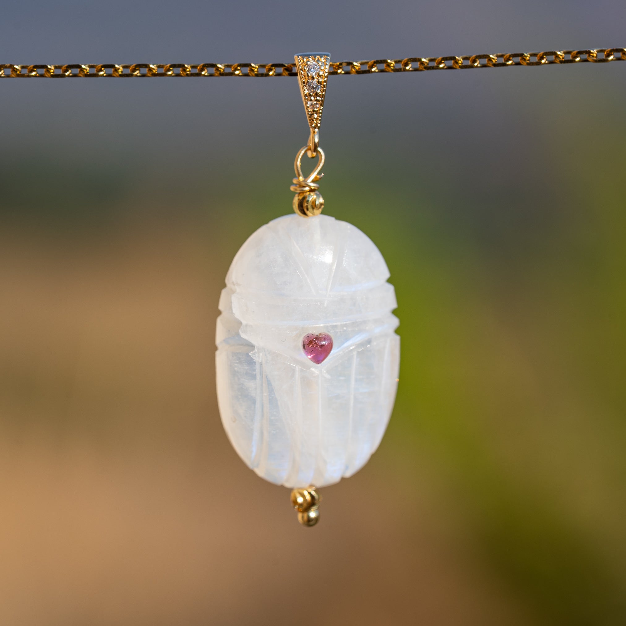 Les pendentifs "Nidhih " scarabées avec cabochons en Tourmaline au choix