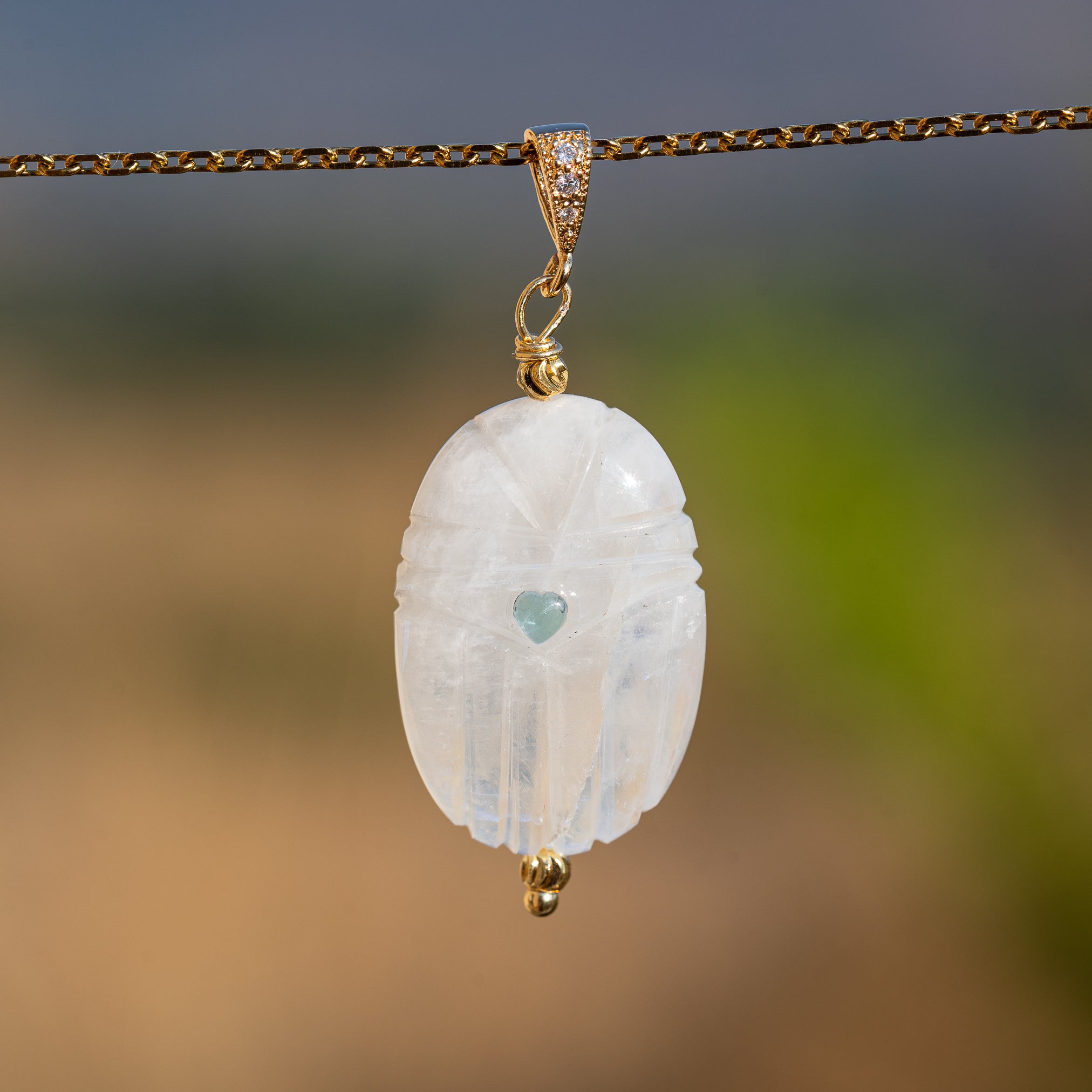 Les pendentifs "Nidhih " scarabées avec cabochons en Tourmaline au choix