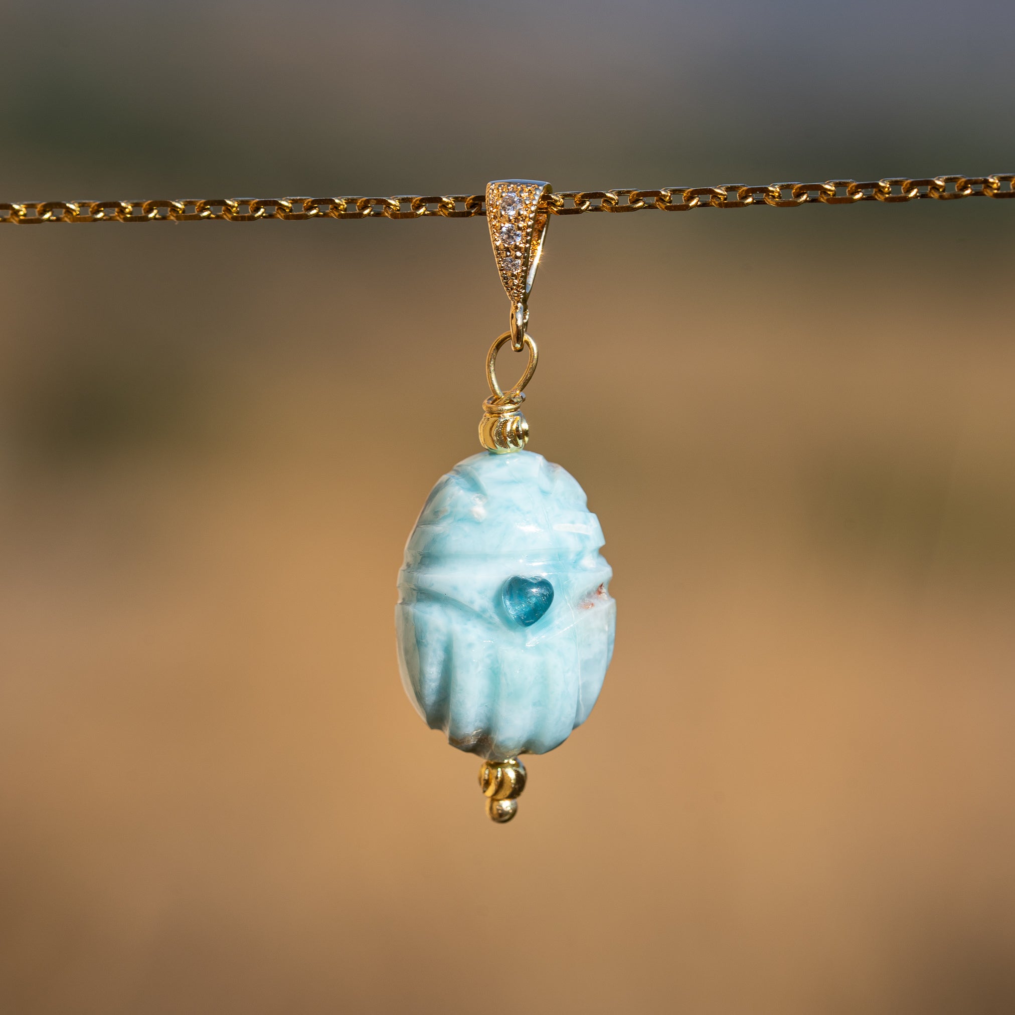 Les pendentifs "Nidhih " scarabées avec cabochons en Tourmaline au choix