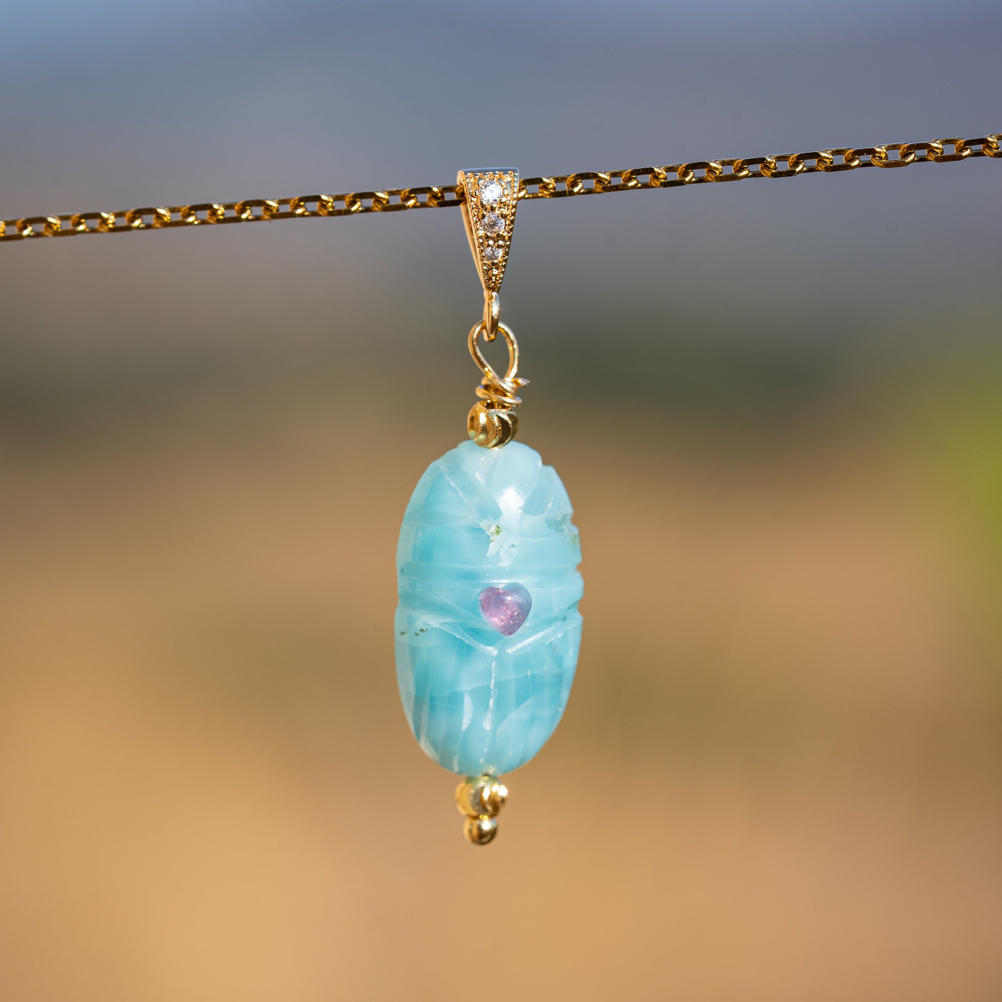 Les pendentifs "Nidhih " scarabées avec cabochons en pierres au choix