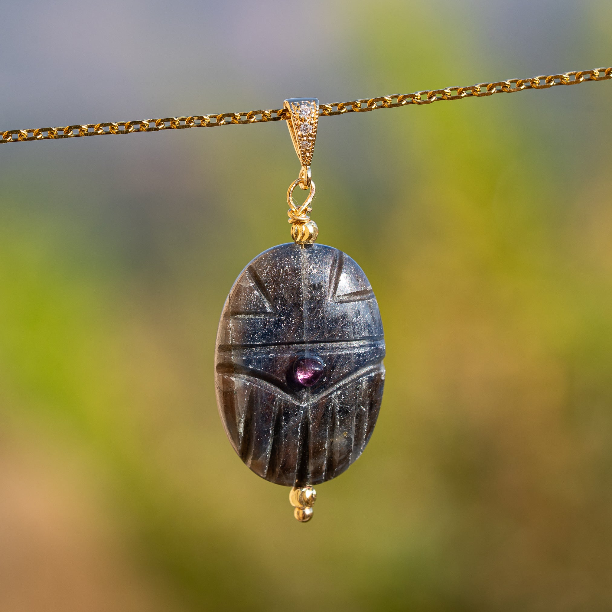 Les pendentifs "Nidhih " scarabées avec cabochons en Tourmaline au choix