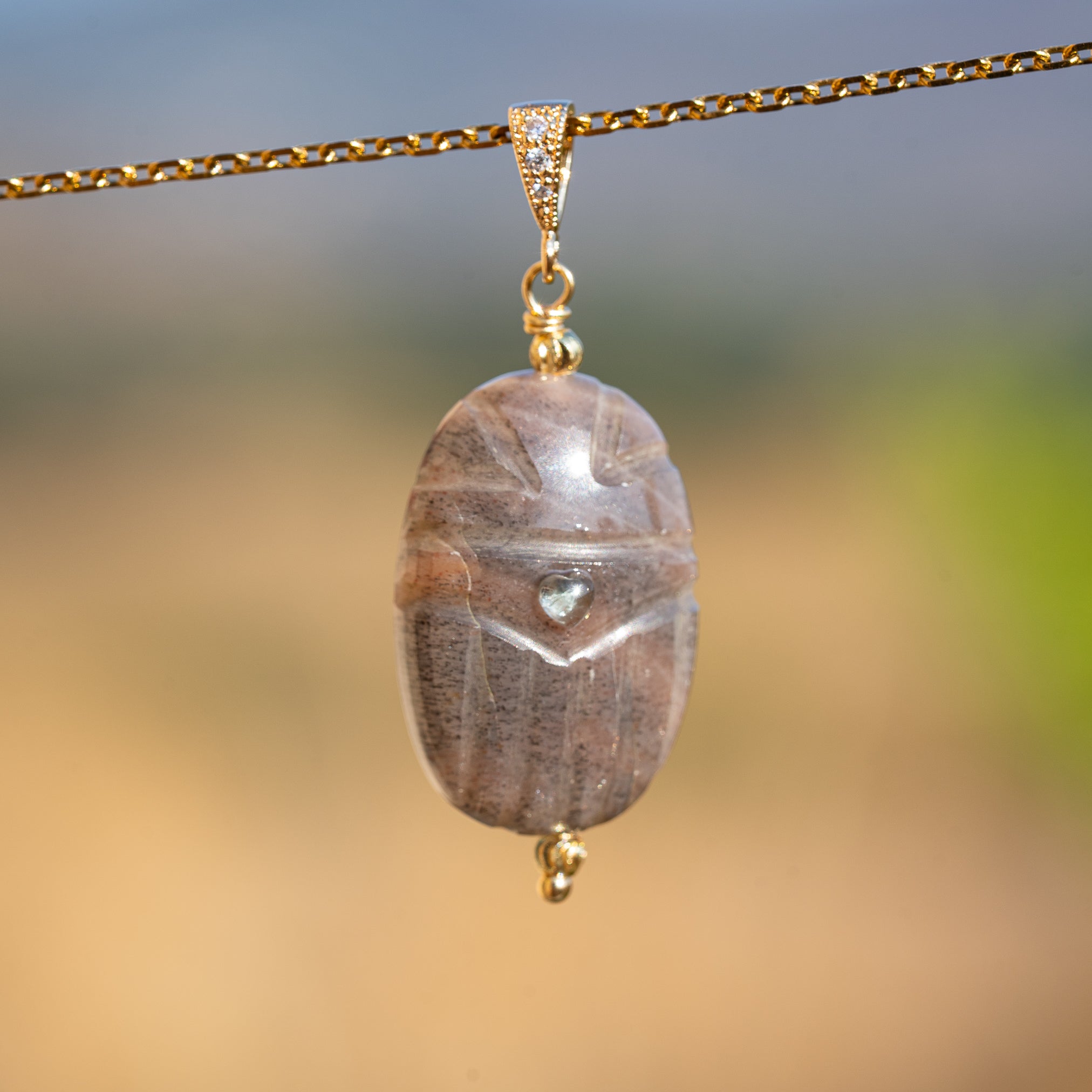 Les pendentifs "Nidhih " scarabées avec cabochons en Tourmaline au choix