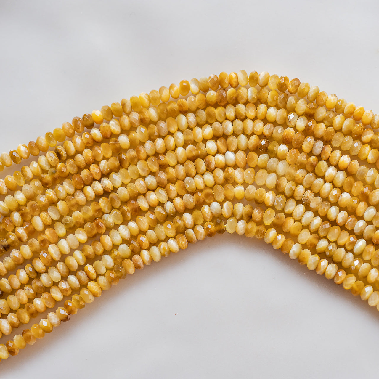 Perles rondelles facettes en Oeil de tigre doré de 4 mm ( 1/2 rang de env 75 perles )