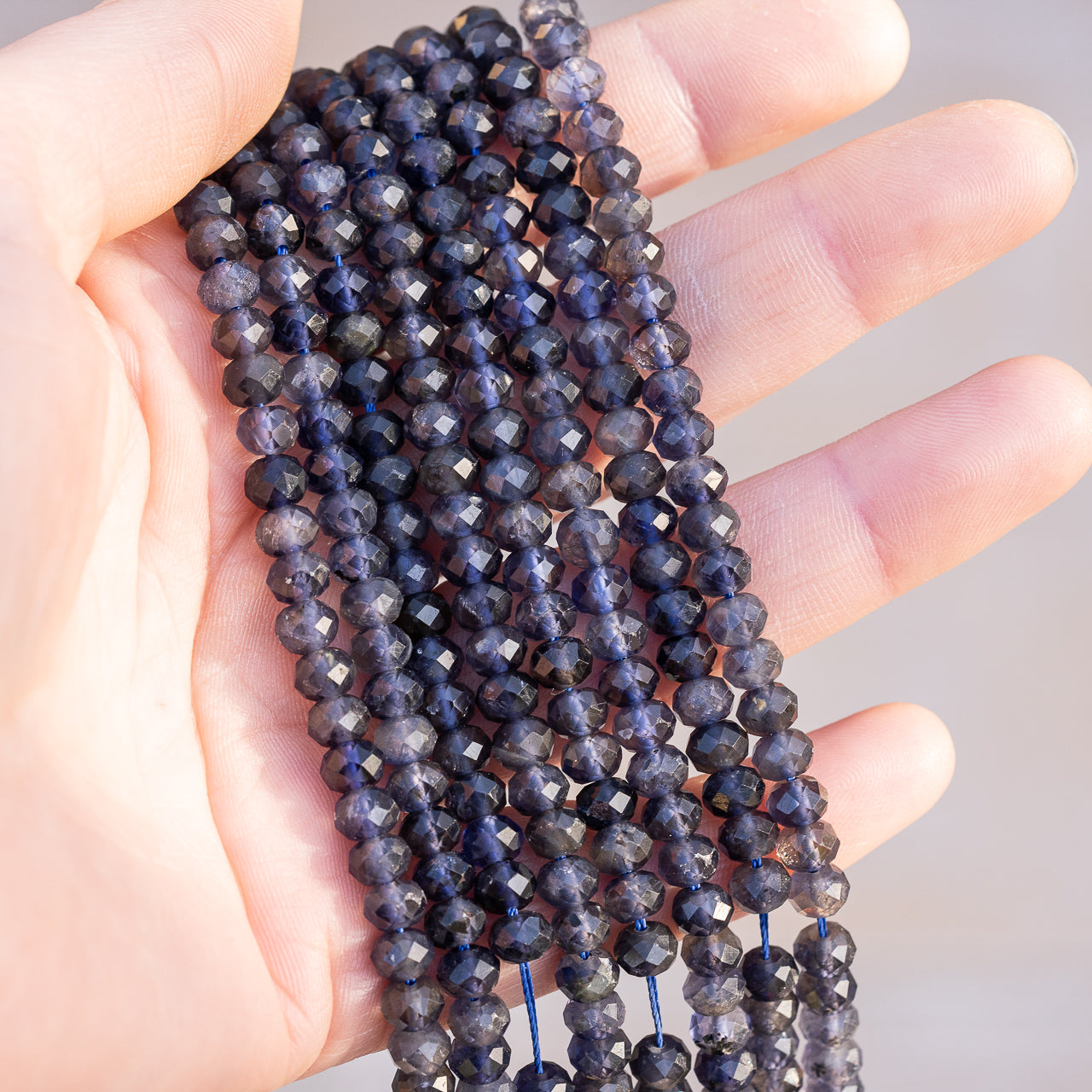 Perles rondelles facettes de Iolite de 6 x 4 mm ( 1/2 rang de env 45 perles )