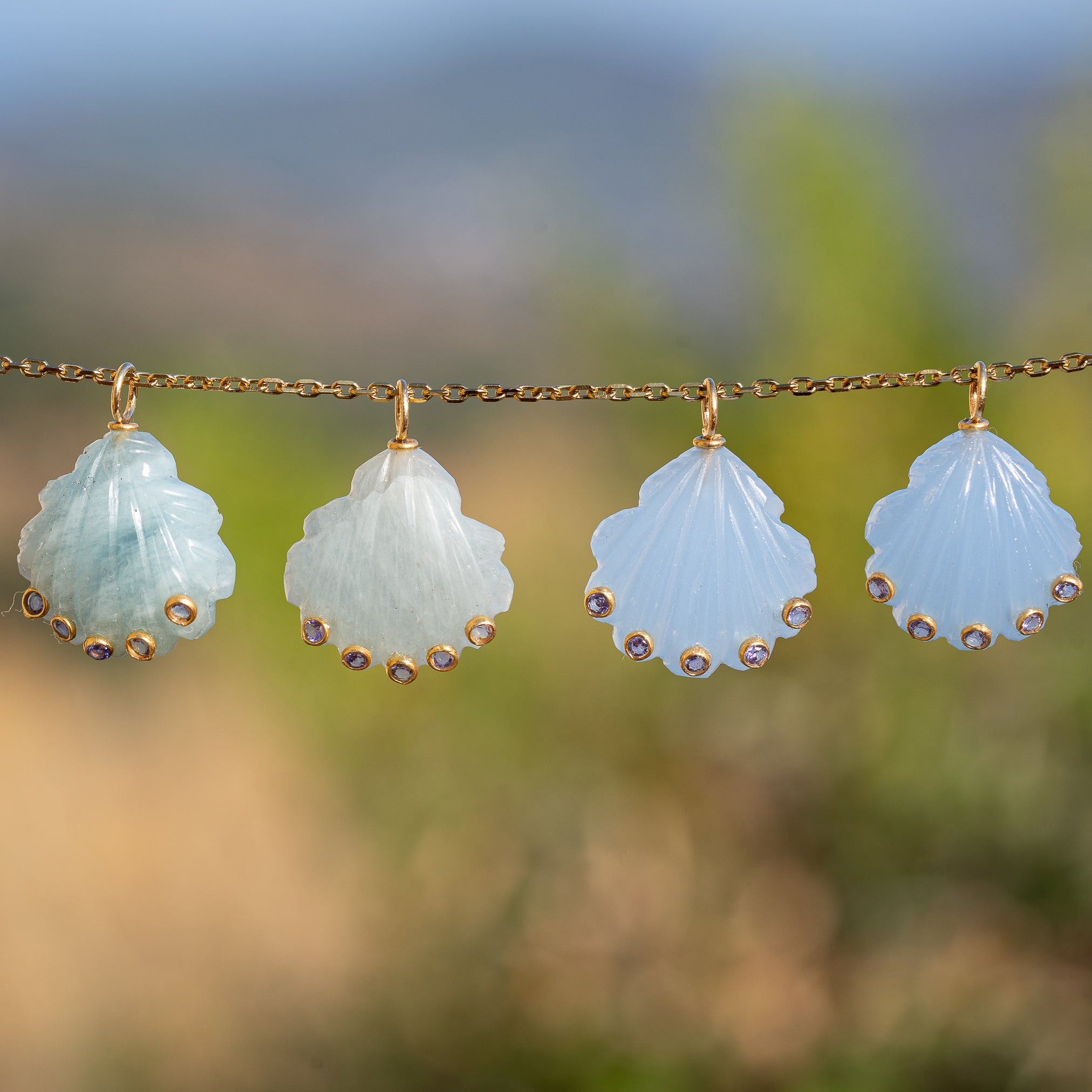 Les " Nidhih " coquillages en Calcédoine bleue, zirconium lilas et argent 925 plaqué or de 26 mm (Copie)