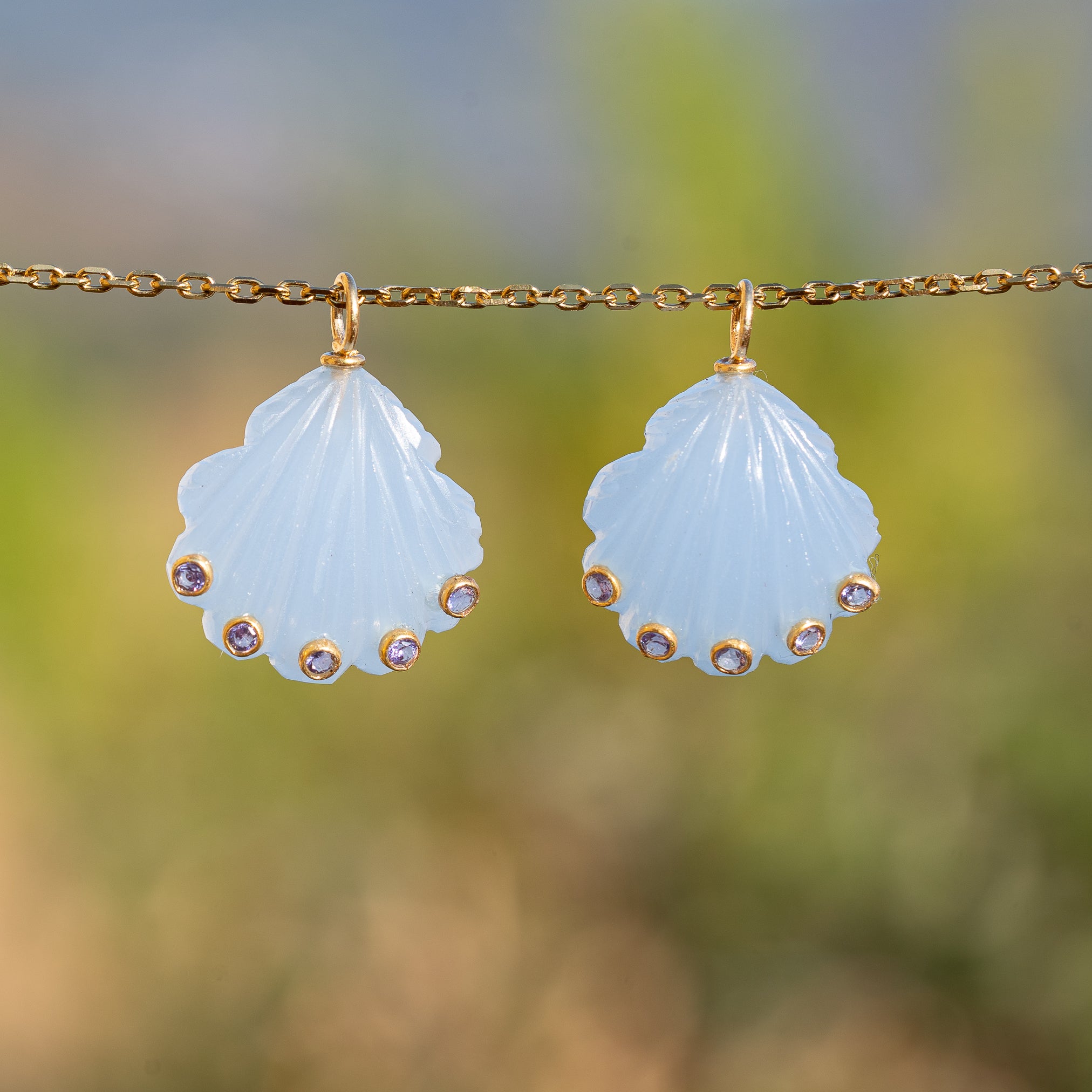 Les " Nidhih " coquillages en Calcédoine bleue, zirconium lilas et argent 925 plaqué or de 26 mm (Copie)