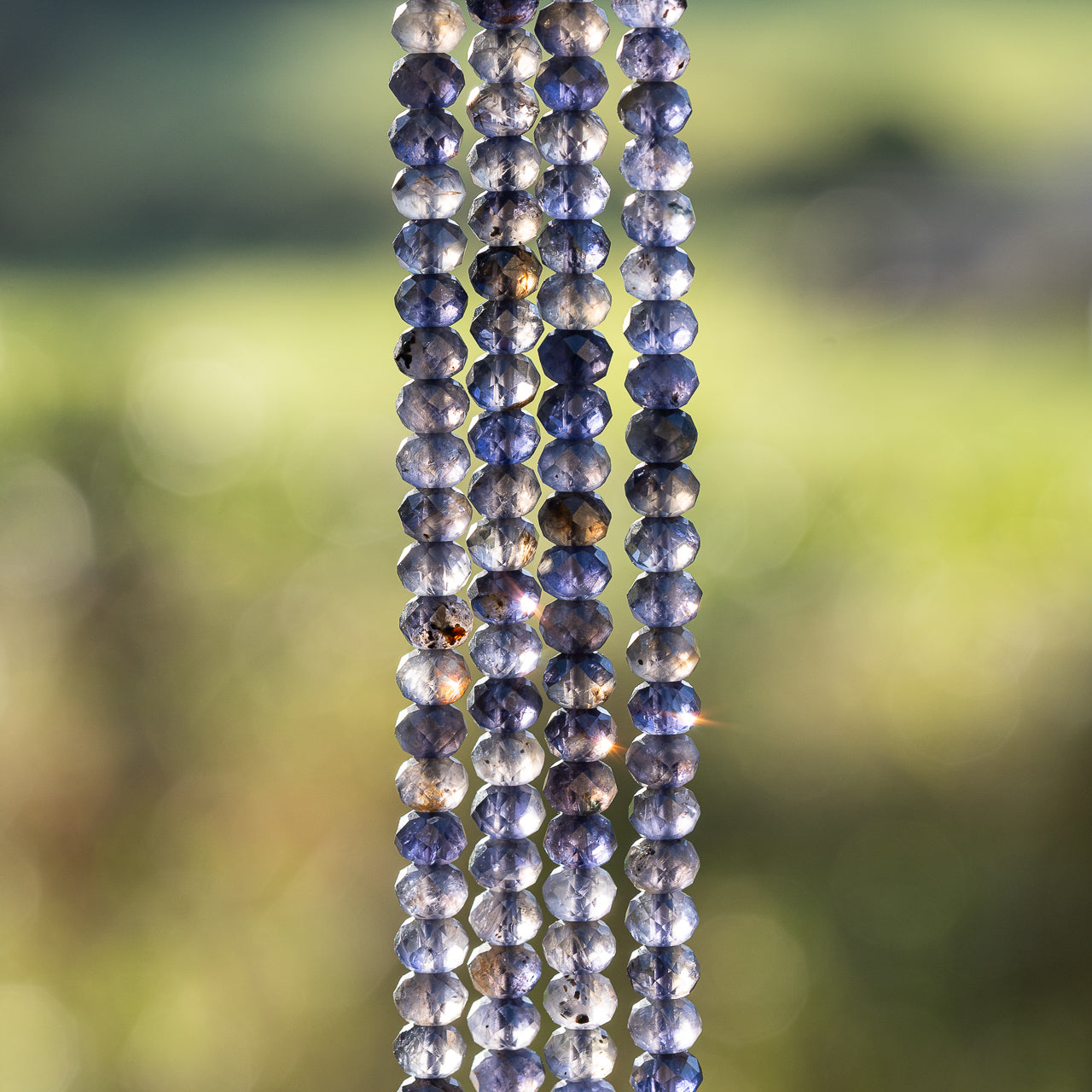 Perles rondelles facettes de Iolite de 6 x 4 mm ( 1/2 rang de env 45 perles )