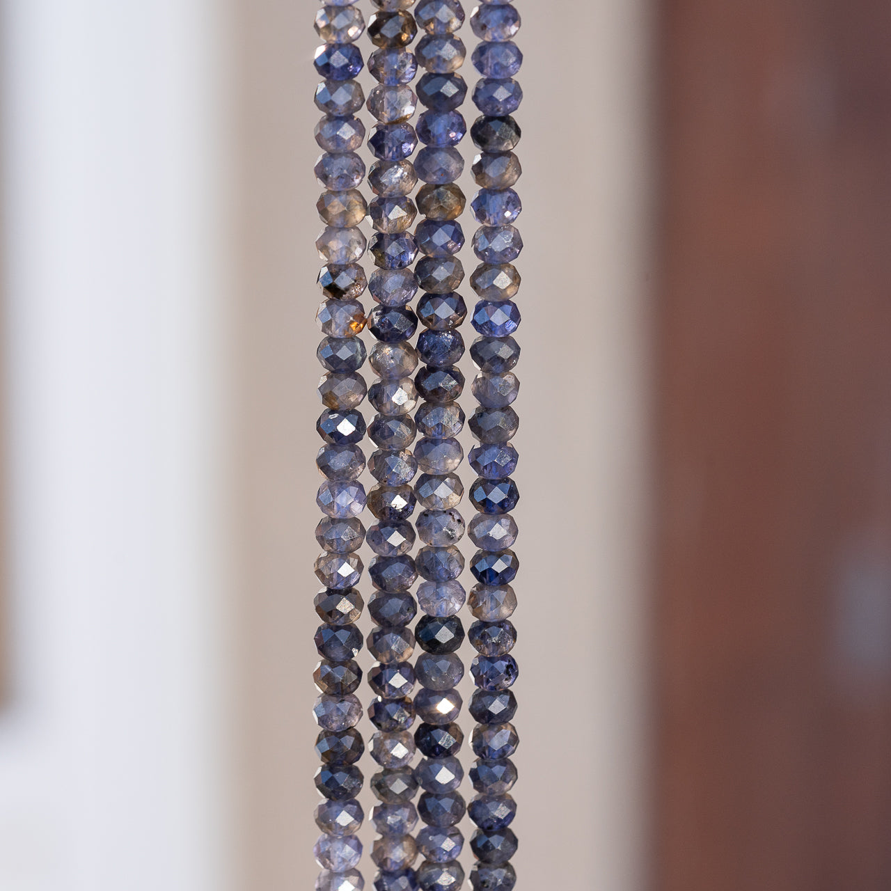 Perles rondelles facettes de Iolite de 6 x 4 mm ( 1/2 rang de env 45 perles )