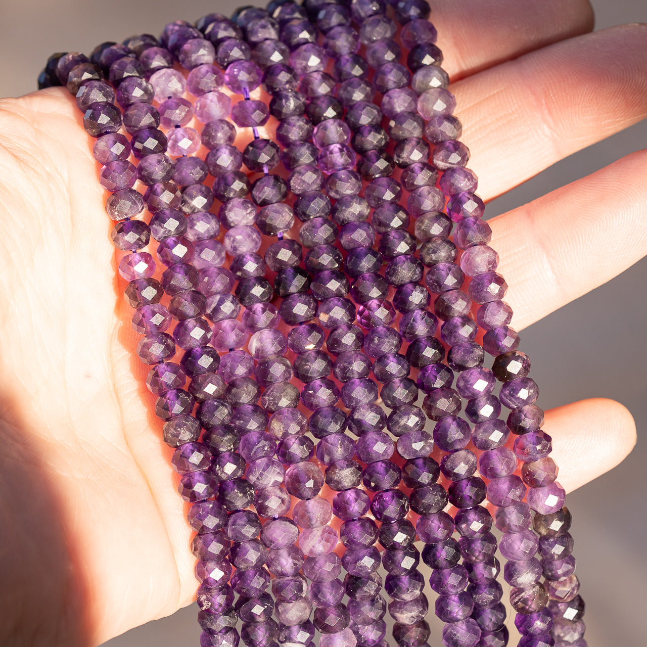 Perles rondelles facettes en Améthyste de 6 x 4 mm ( 1/2 rang de env 44 perles )