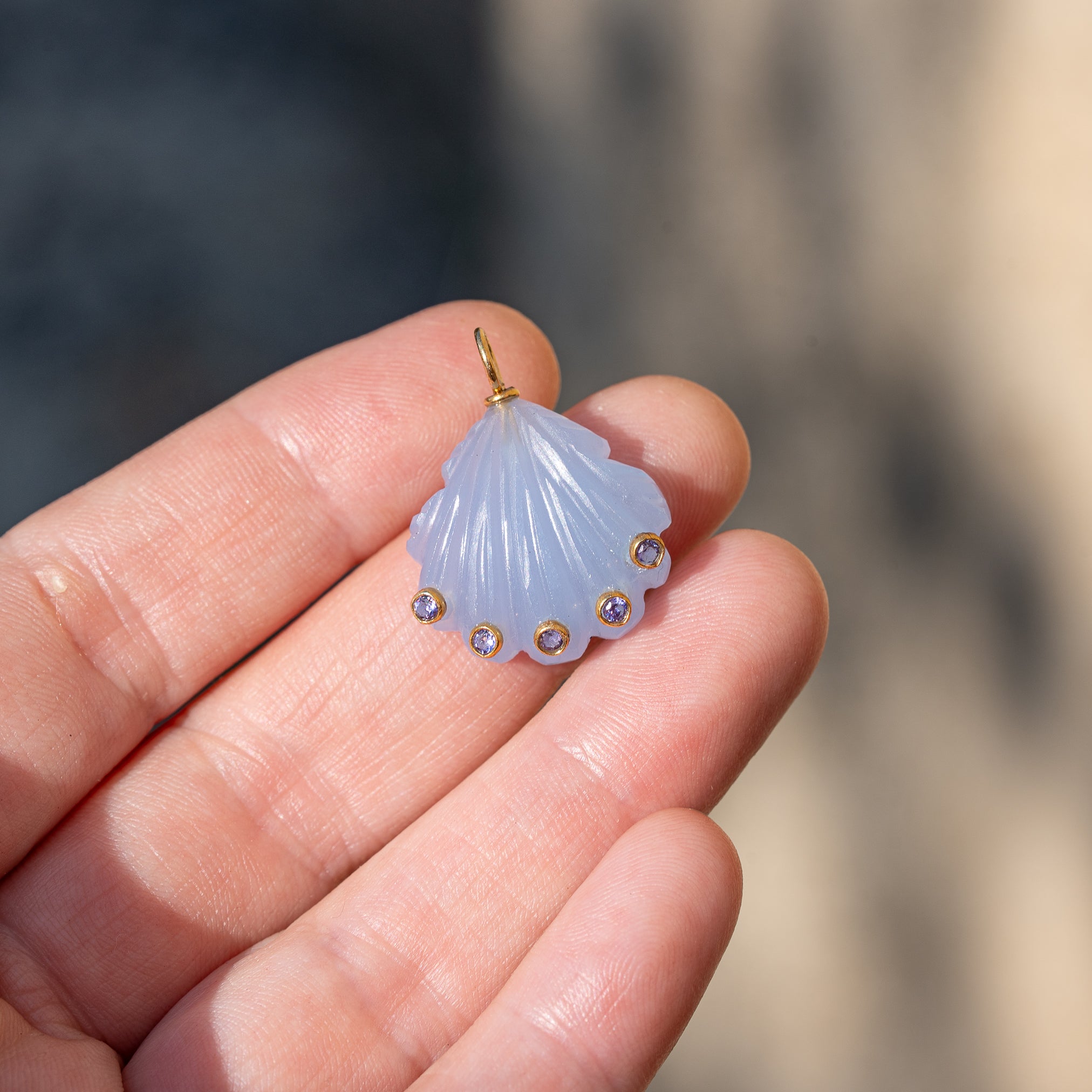 Les " Nidhih " coquillages en Calcédoine bleue, zirconium lilas et argent 925 plaqué or de 26 mm (Copie)