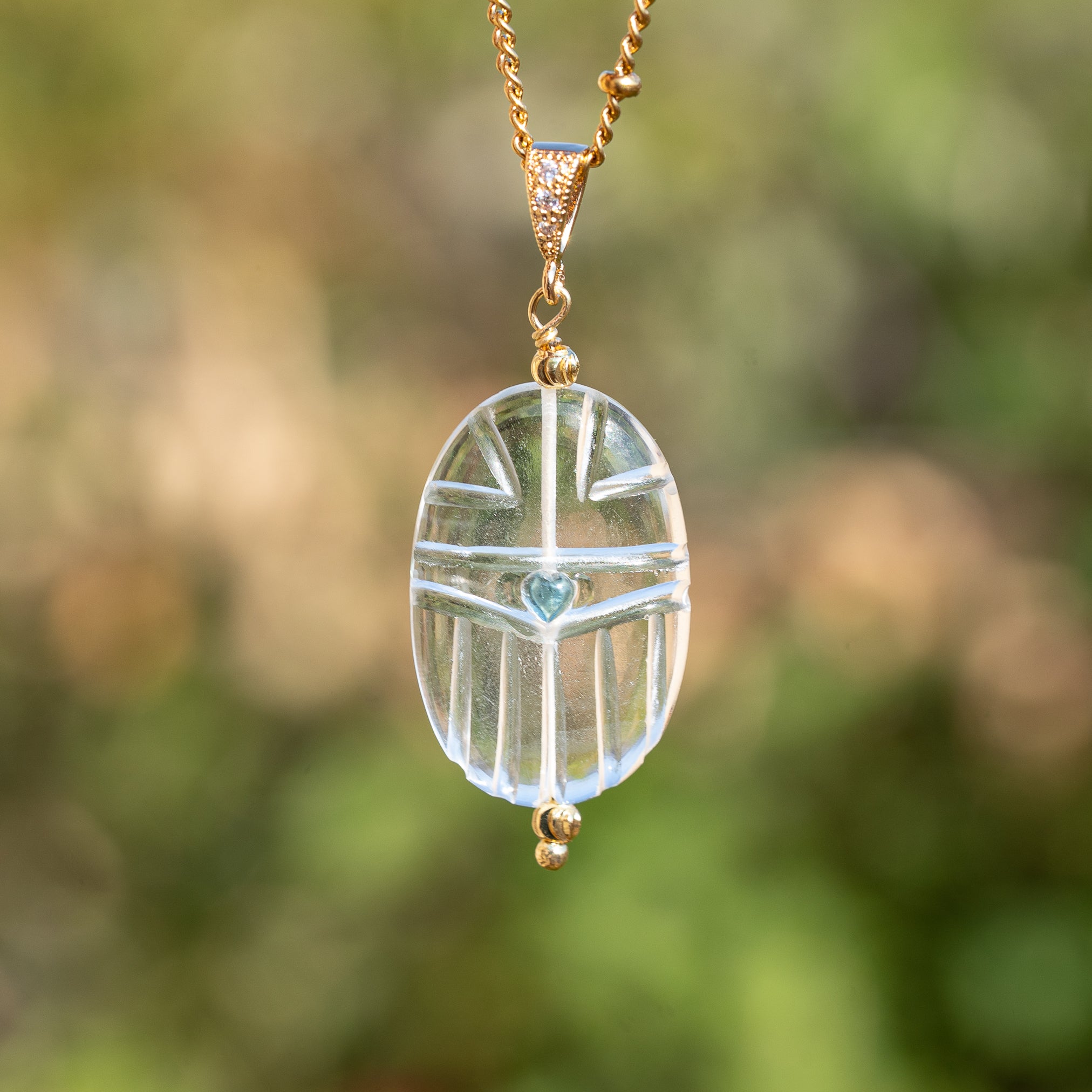 Les pendentifs "Nidhih " scarabées avec cabochons en Tourmaline au choix