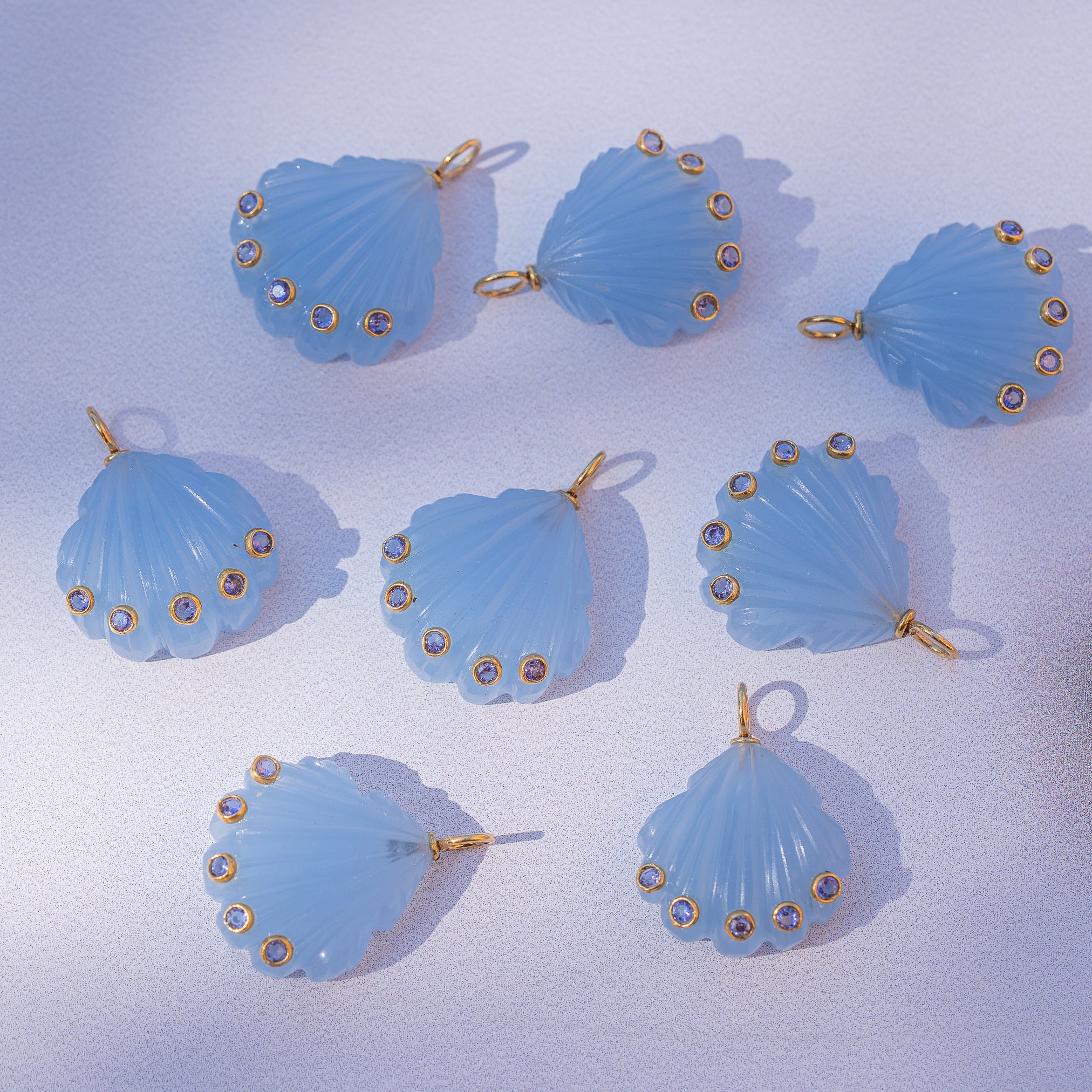 Les " Nidhih " coquillages en Calcédoine bleue, zirconium lilas et argent 925 plaqué or de 26 mm (Copie)