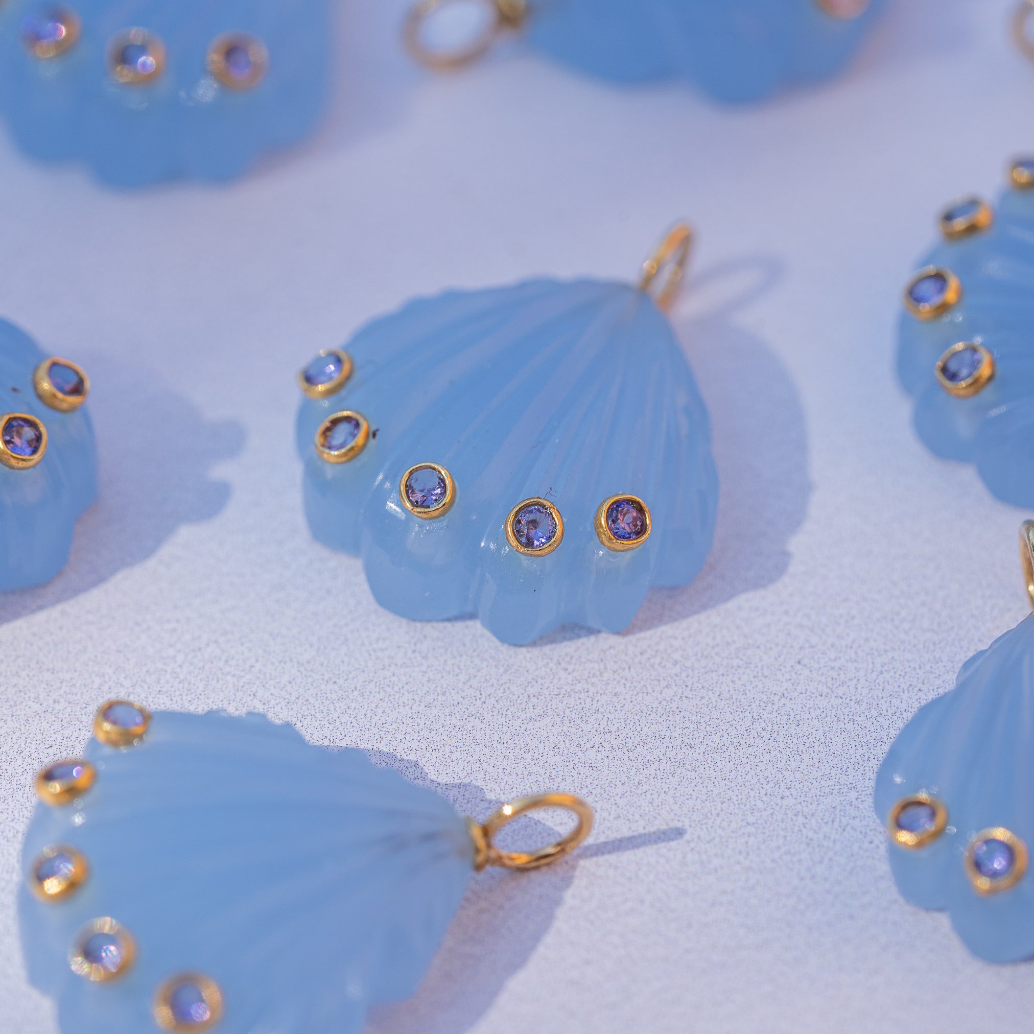 Les " Nidhih " coquillages en Calcédoine bleue, zirconium lilas et argent 925 plaqué or de 26 mm (Copie)