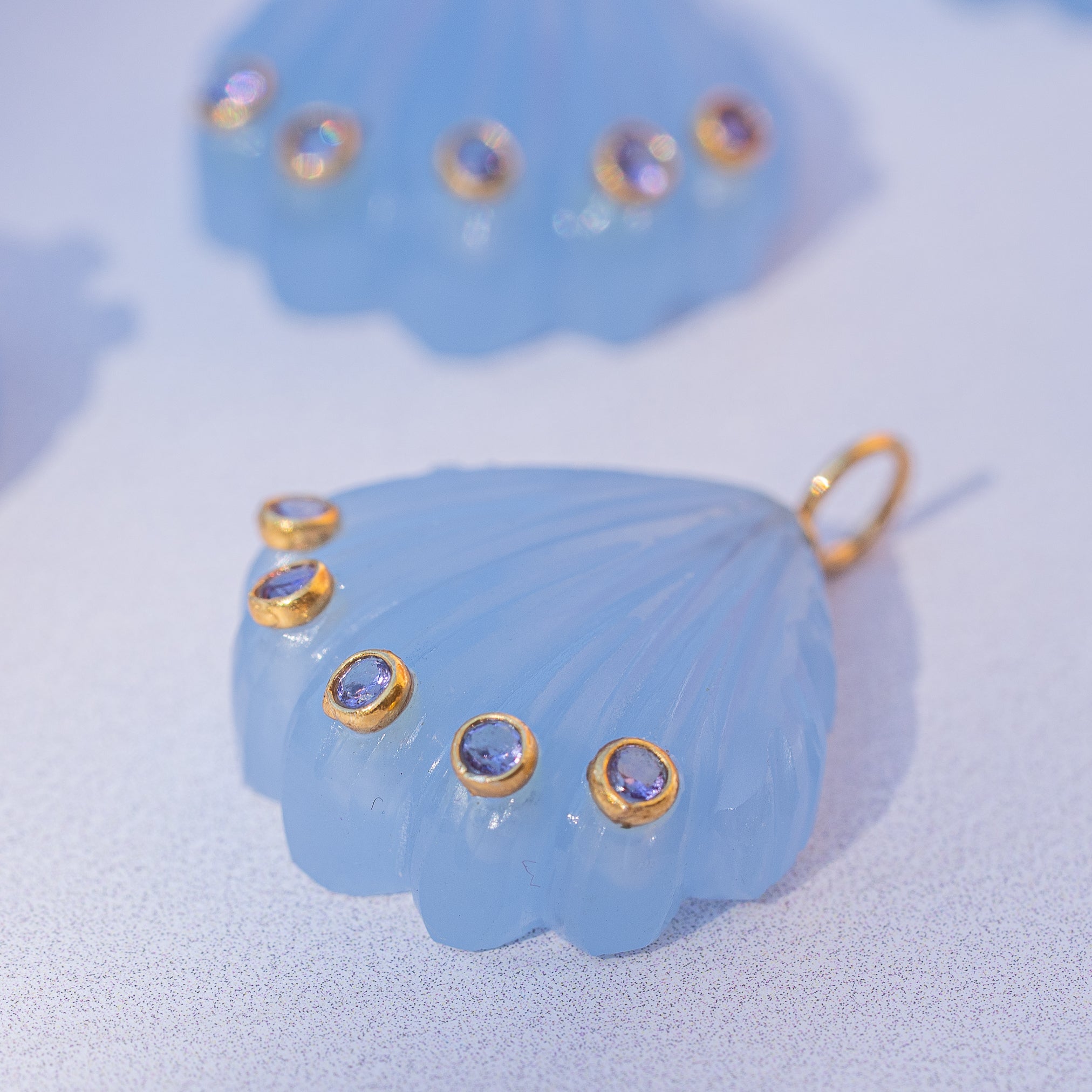 Les " Nidhih " coquillages en Calcédoine bleue, zirconium lilas et argent 925 plaqué or de 26 mm (Copie)