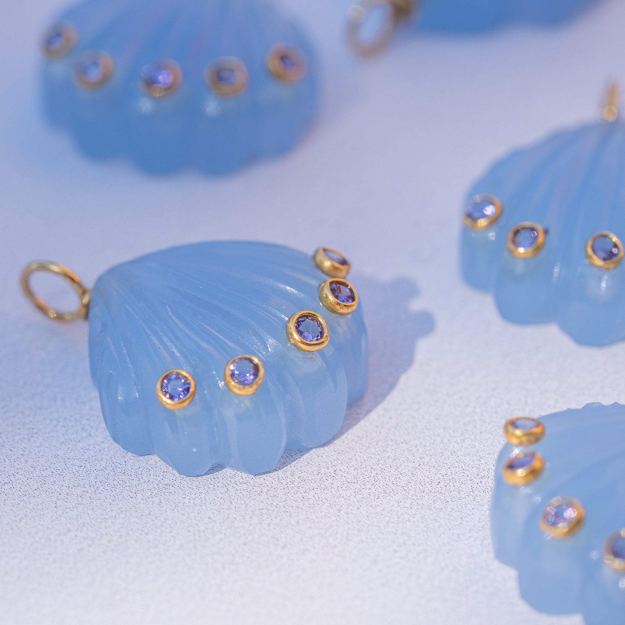Les " Nidhih " coquillages en Calcédoine bleue, zirconium lilas et argent 925 plaqué or de 26 mm (Copie)