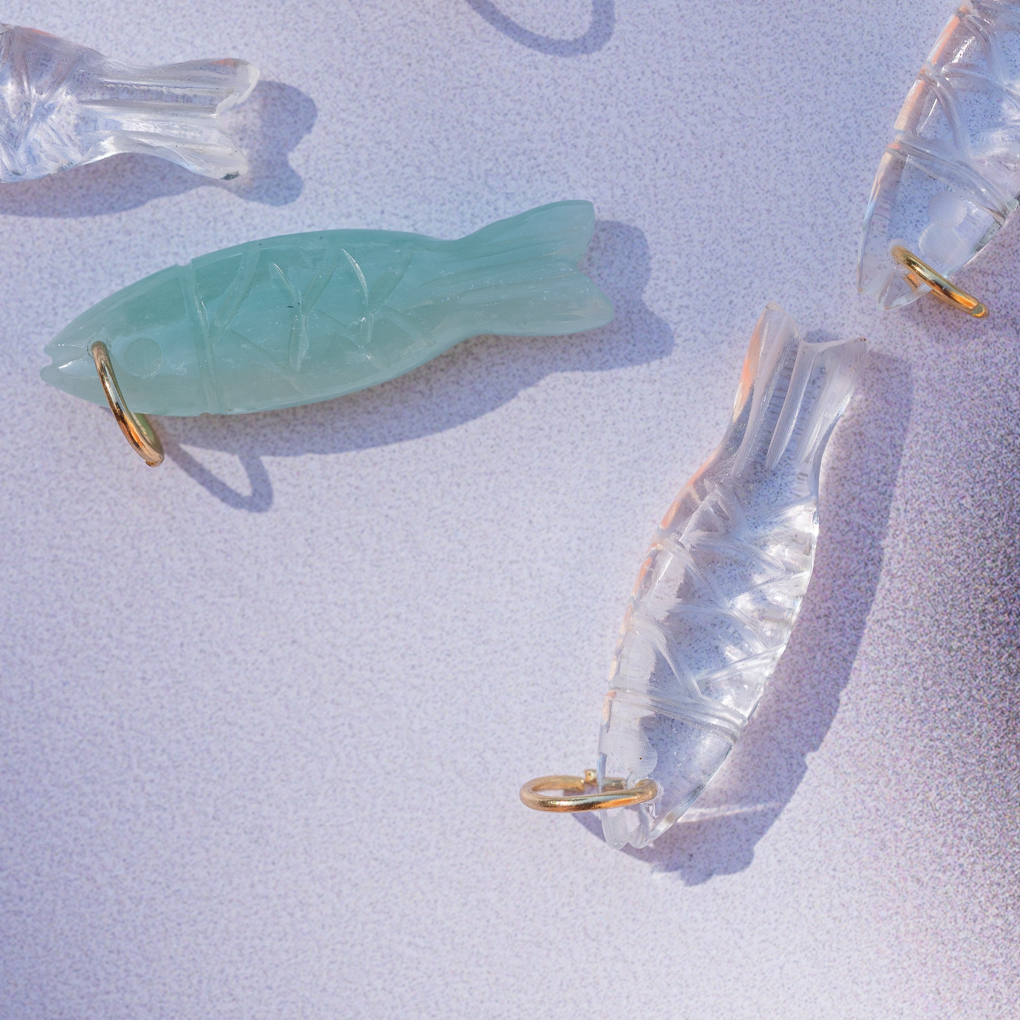 Les " Nidhih " poissons en Cristal de roche de 26 mm avec anneau en inox plaqué or