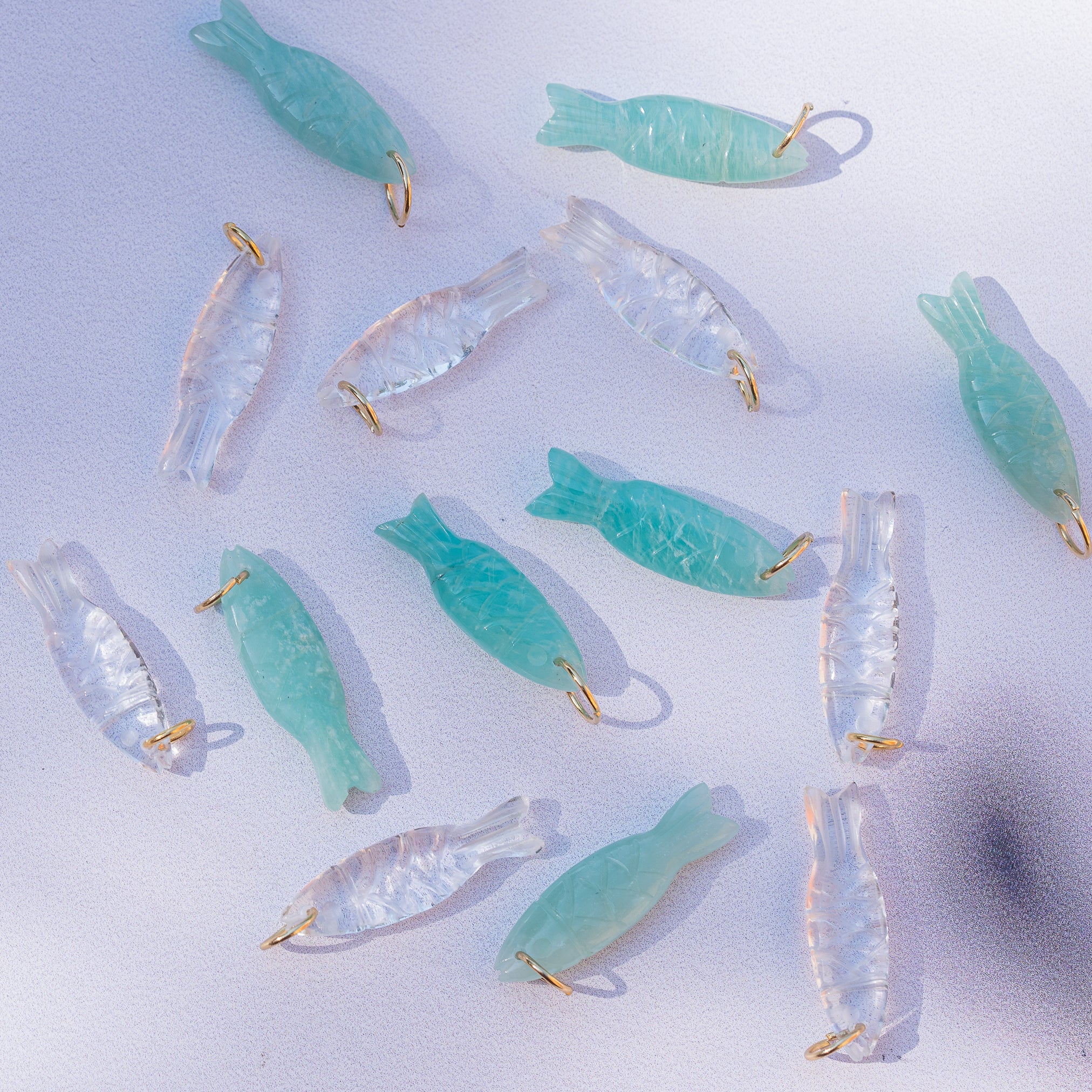 Les " Nidhih " poissons en Amazonite de 26 mm avec anneau en inox plaqué or