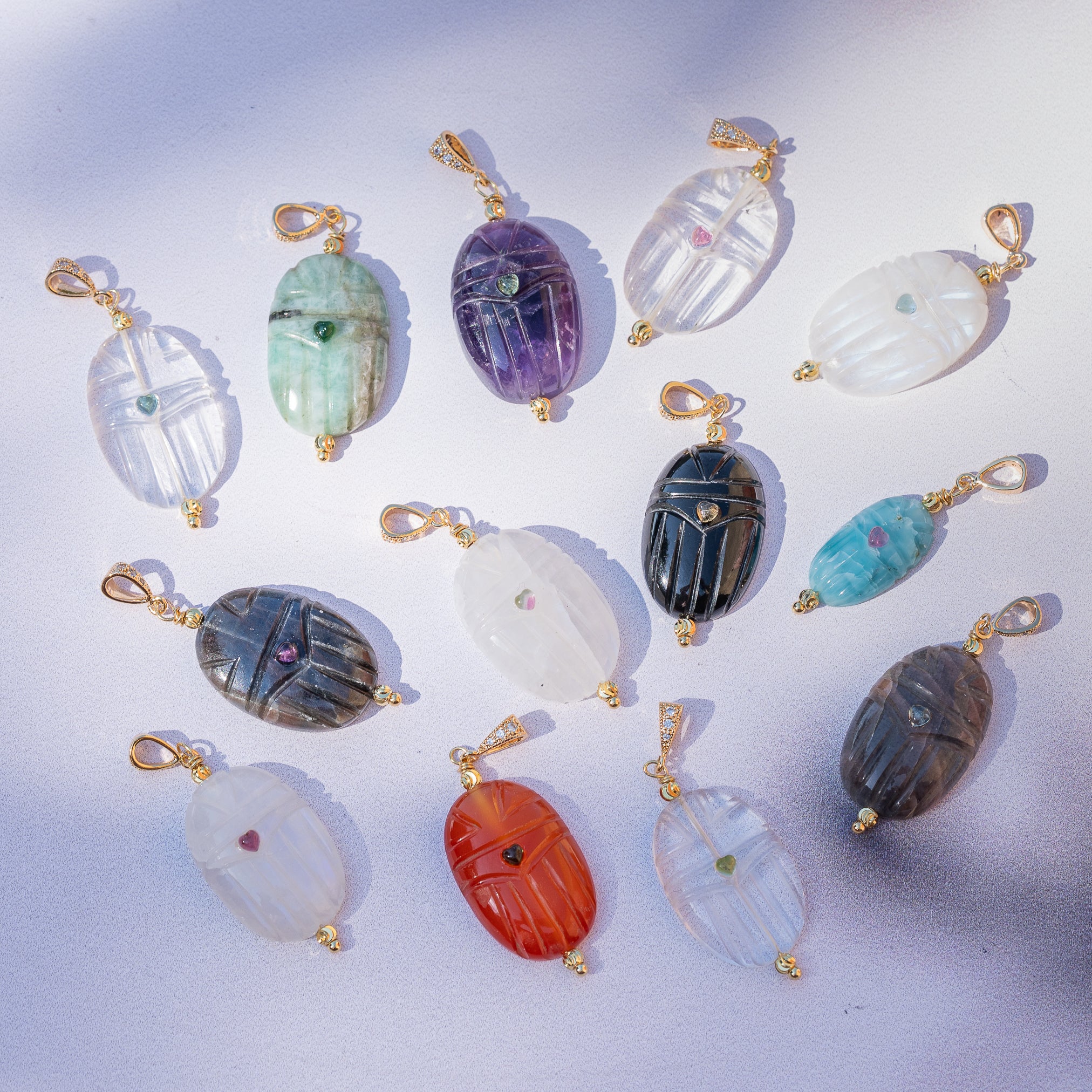 Les pendentifs "Nidhih " scarabées avec cabochons en Tourmaline au choix