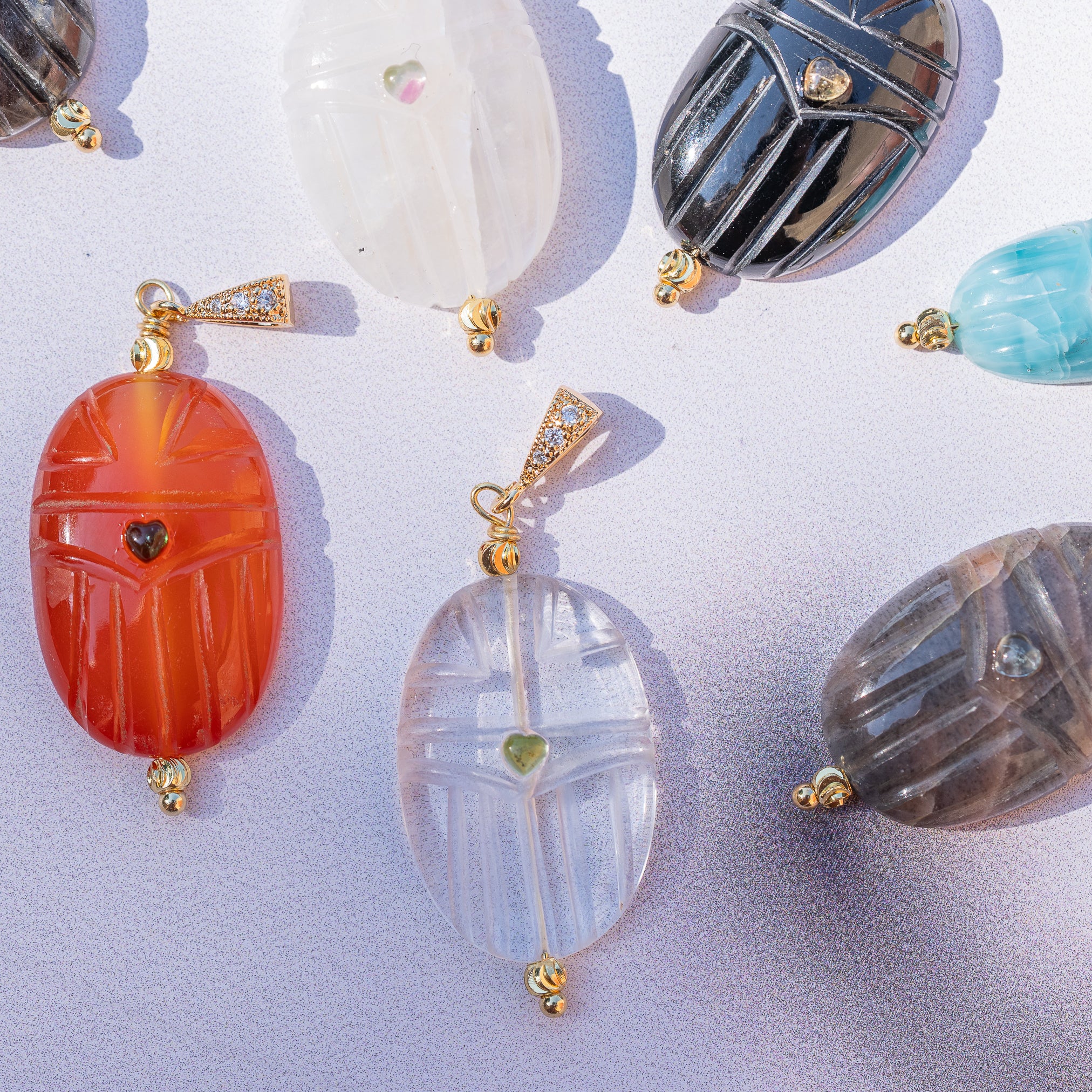 Les pendentifs "Nidhih " scarabées avec cabochons en Tourmaline au choix