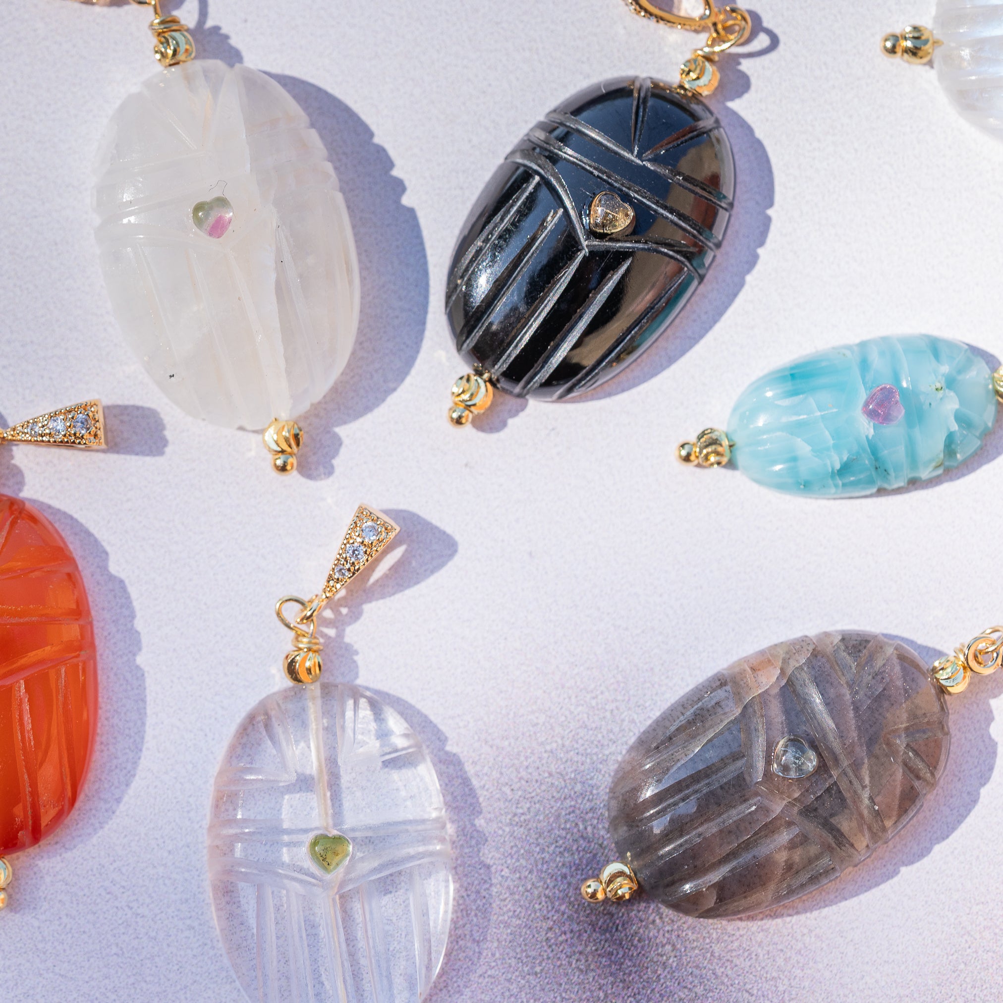 Les pendentifs "Nidhih " scarabées avec cabochons en Tourmaline au choix