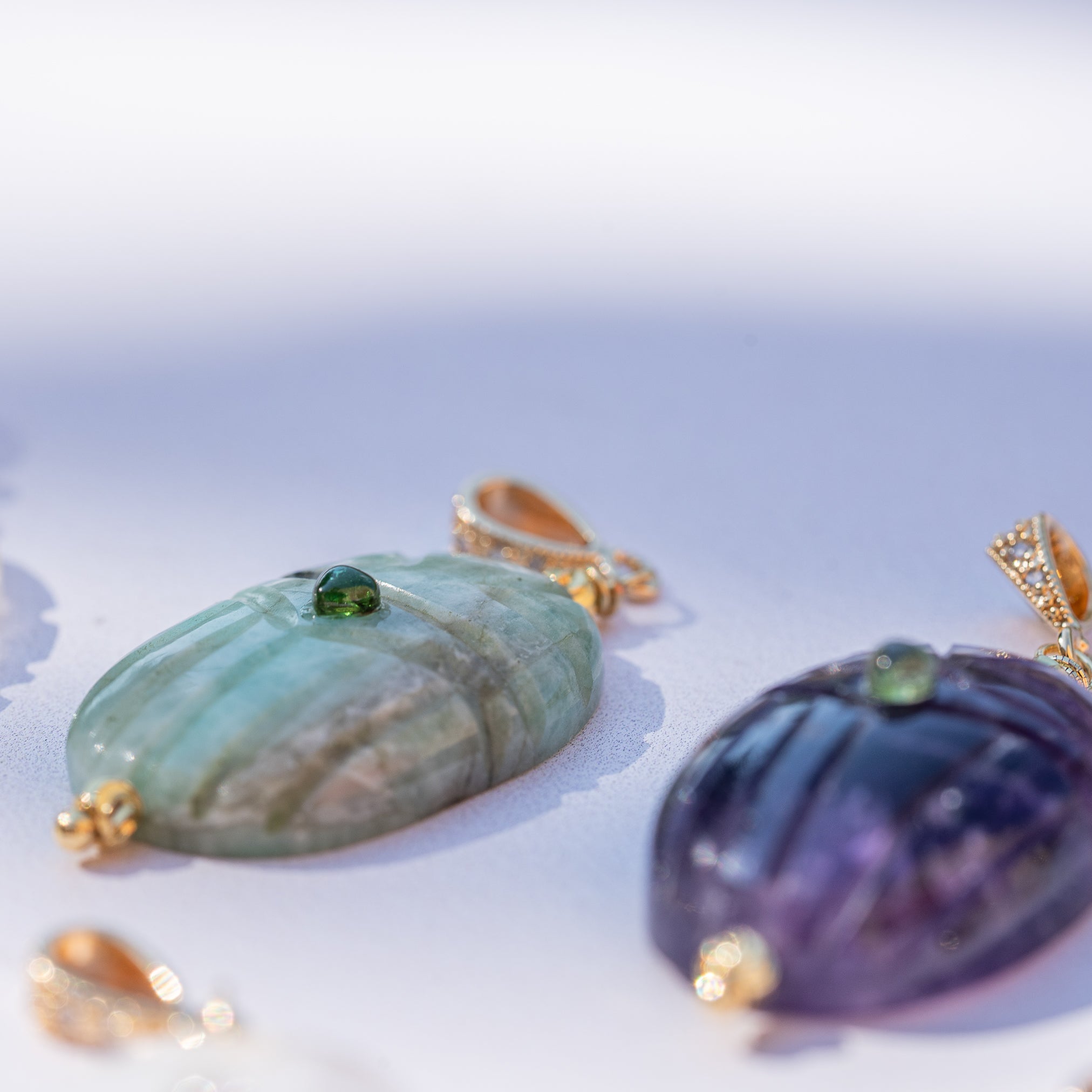Les pendentifs "Nidhih " scarabées avec cabochons en Tourmaline au choix