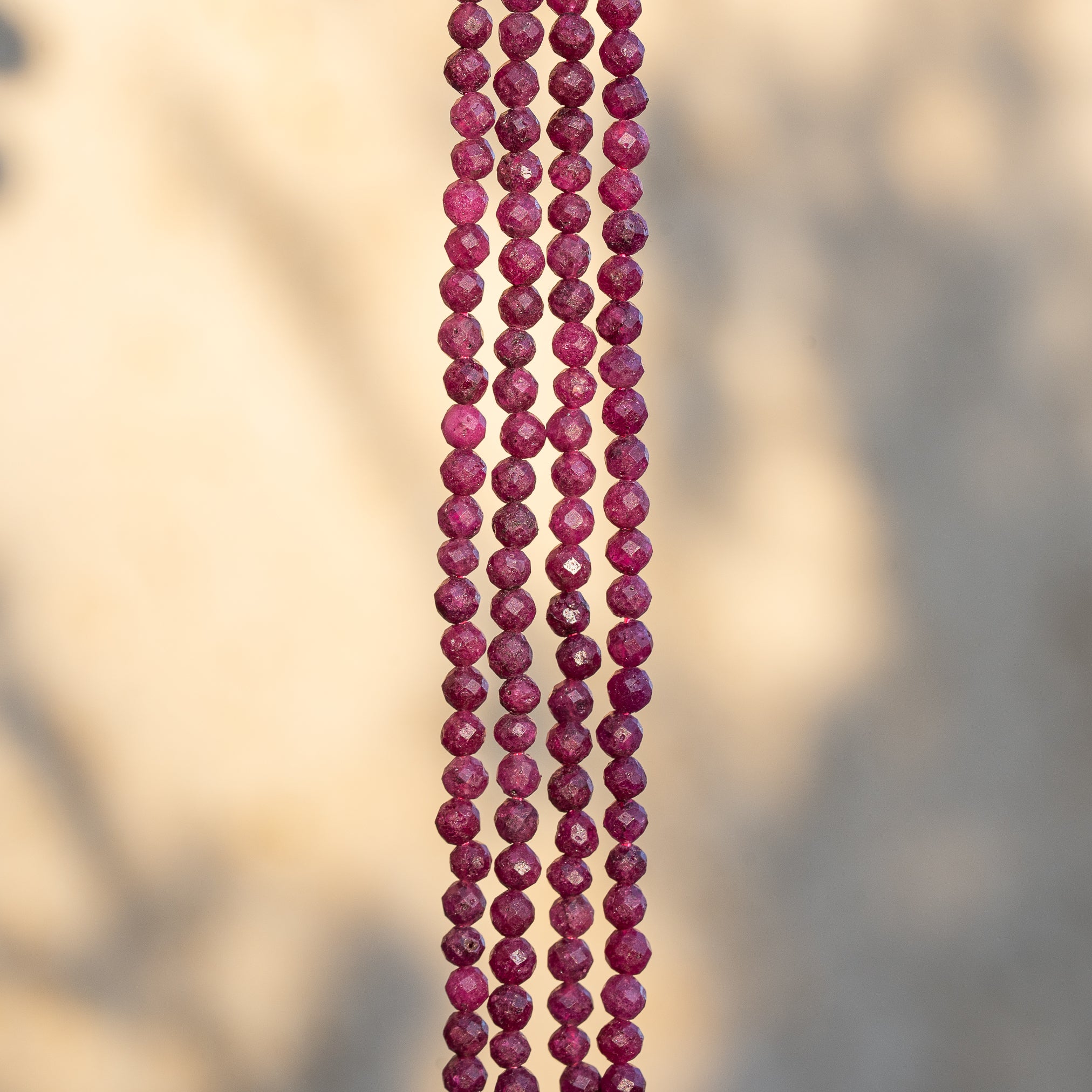 Perles rondes facettes de Rubis de 3 mm ( rang de env 118 perles )