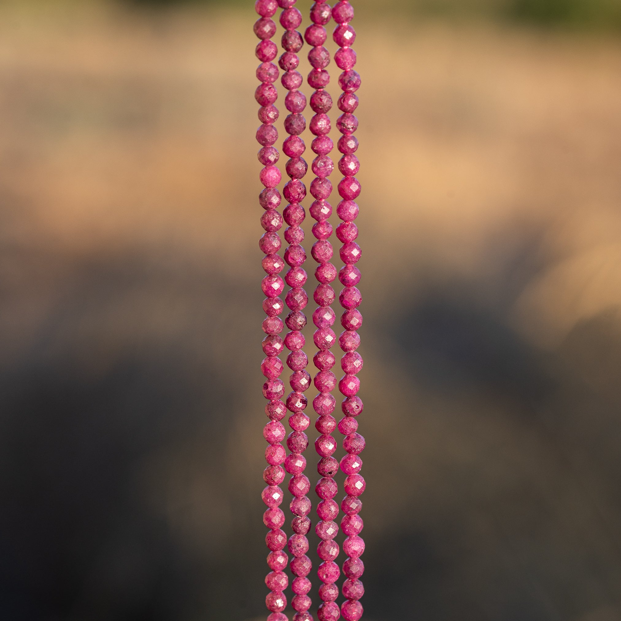 Perles rondes facettes de Rubis de 3 mm ( rang de env 118 perles )