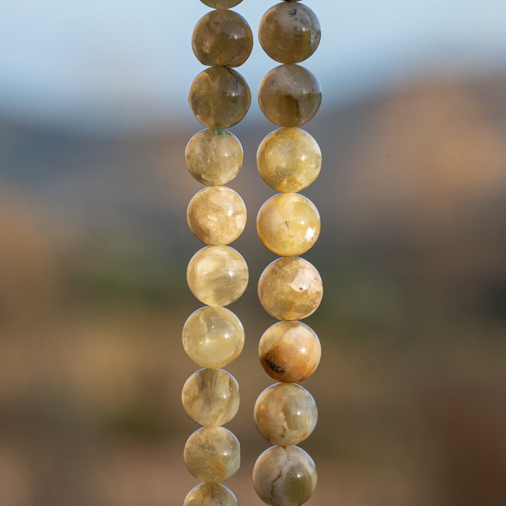 Perles rondes lisses de Lépidolite jaune de 10/10,5 mm ( lot de 4 perles )