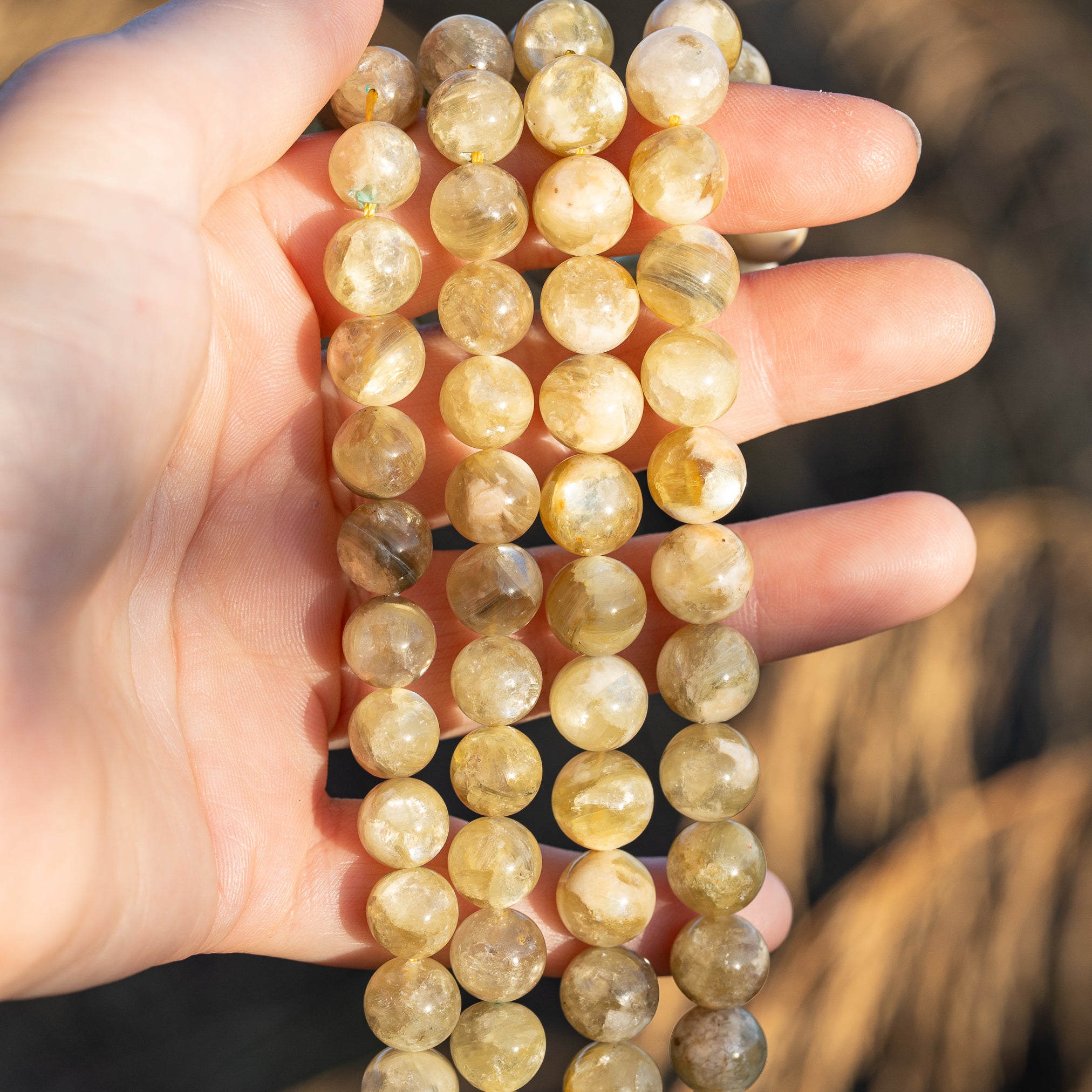 Perles rondes lisses de Lépidolite jaune de 10/10,5 mm ( lot de 4 perles )