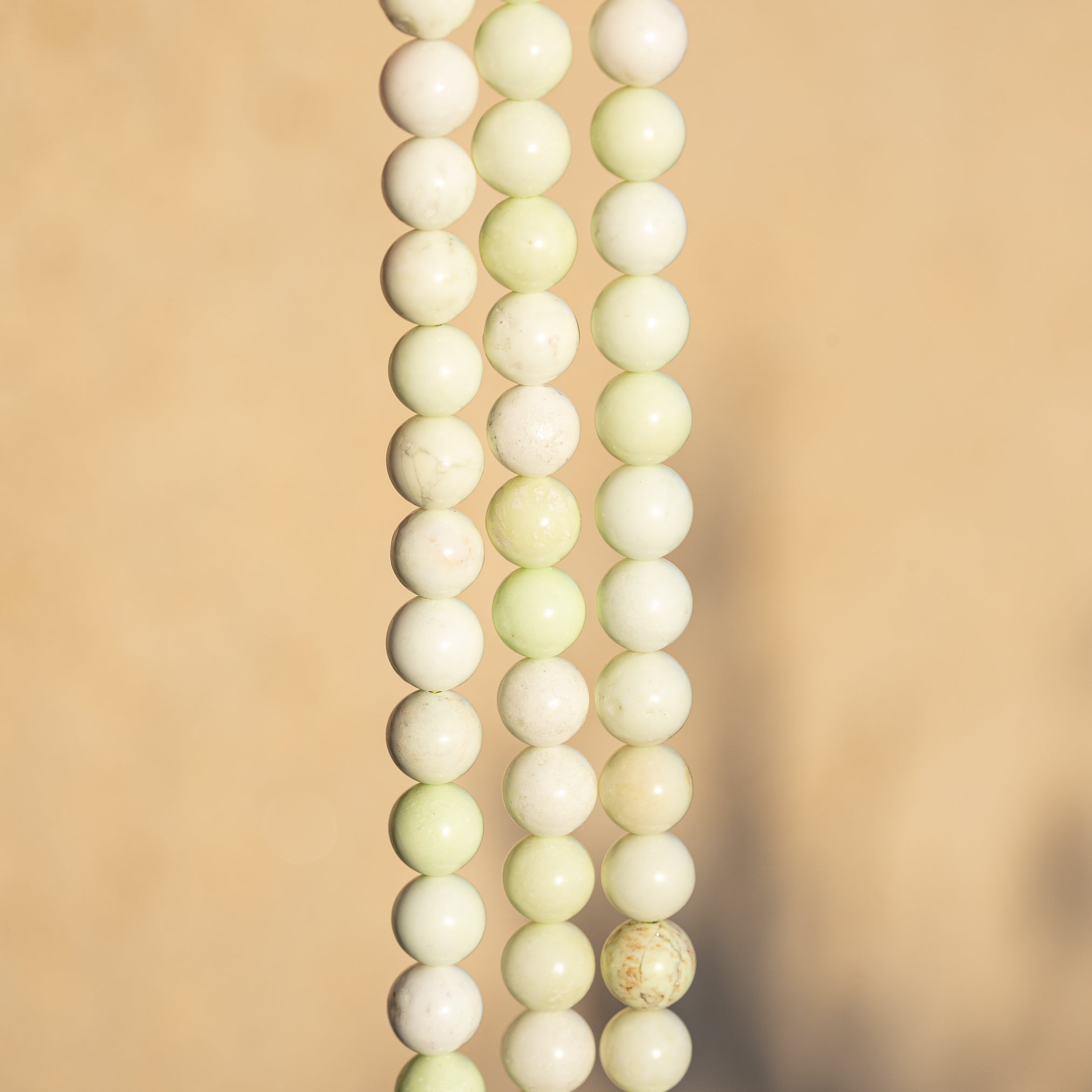 Perles rondes lisses de Magnésite citron de 8 mm ( 1/2 rang de env 24 perles )