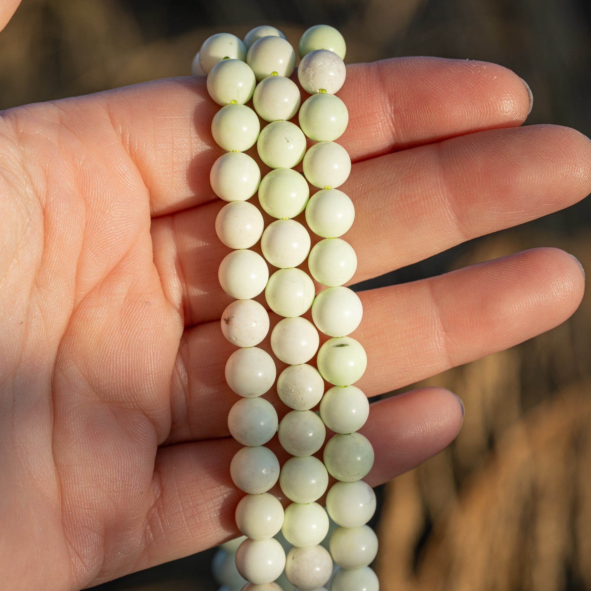 Perles rondes lisses de Magnésite citron de 8 mm ( 1/2 rang de env 24 perles )