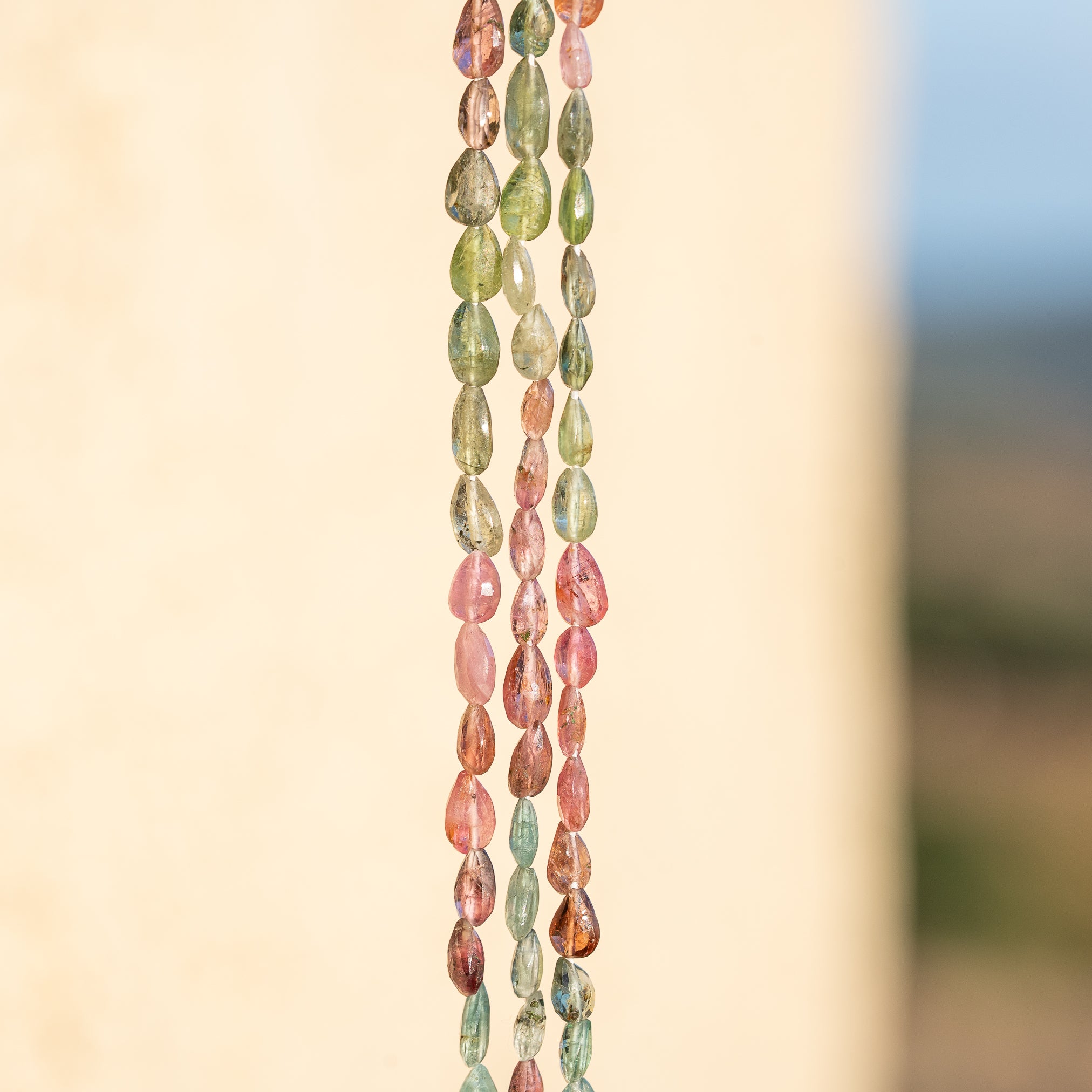 Fil de env 38 cm de perles gouttes facettes de Tourmaline multicolore de env 5 à 6,5 mm