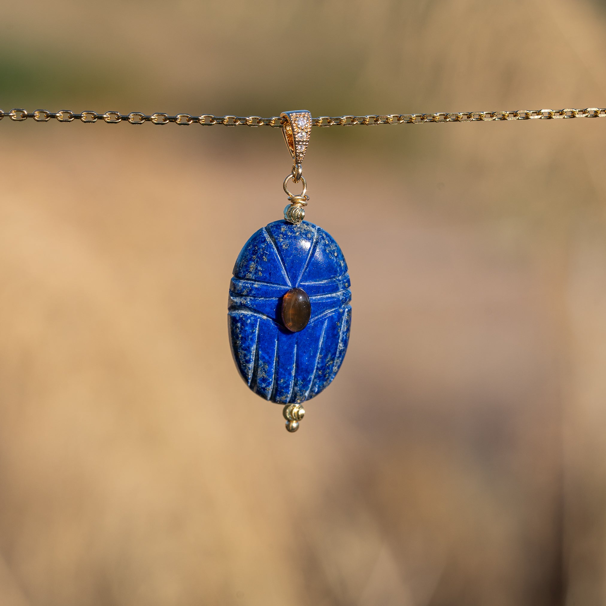 Les pendentifs "Nidhih " scarabées avec cabochons en pierres au choix