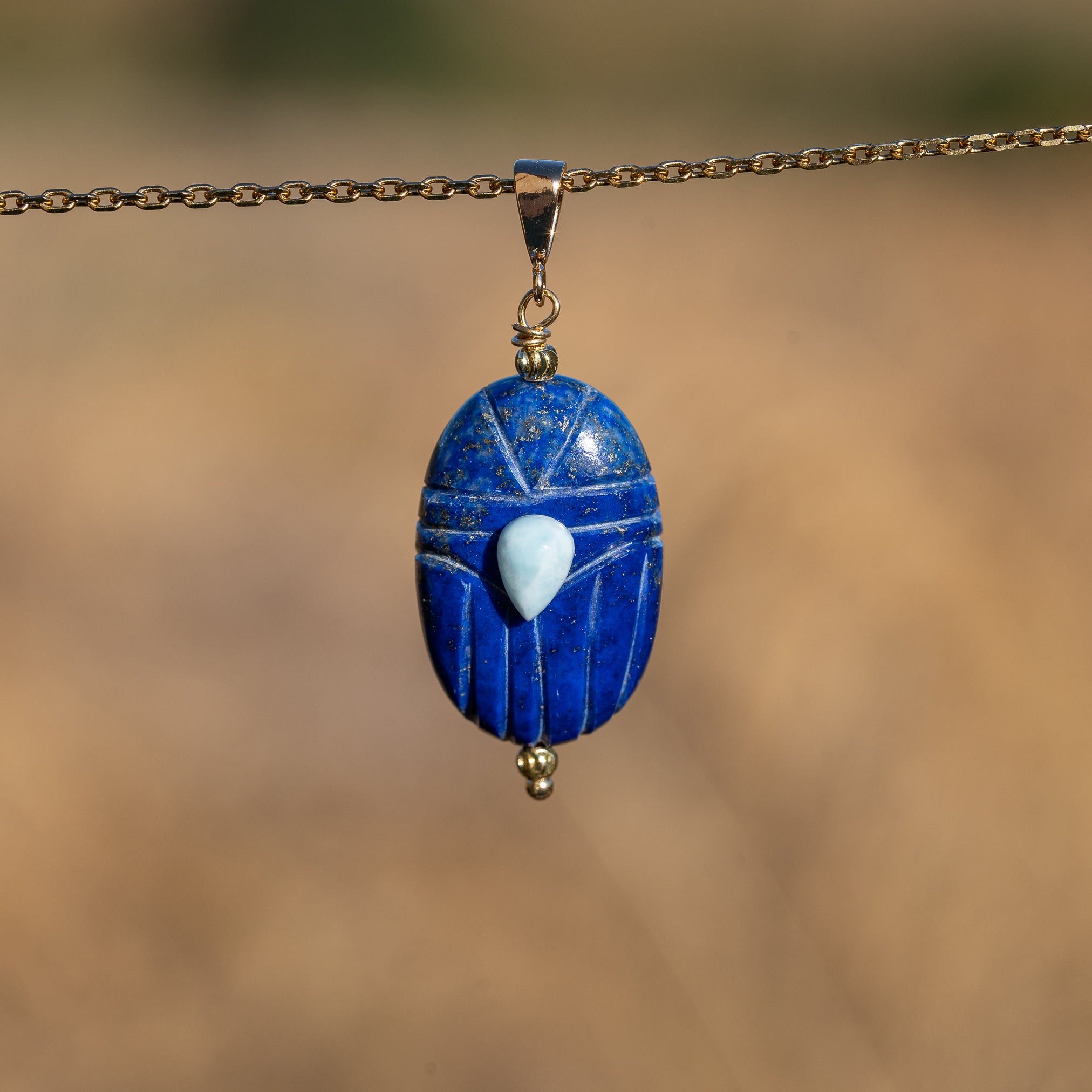 Les pendentifs "Nidhih " scarabées avec cabochons en pierres au choix
