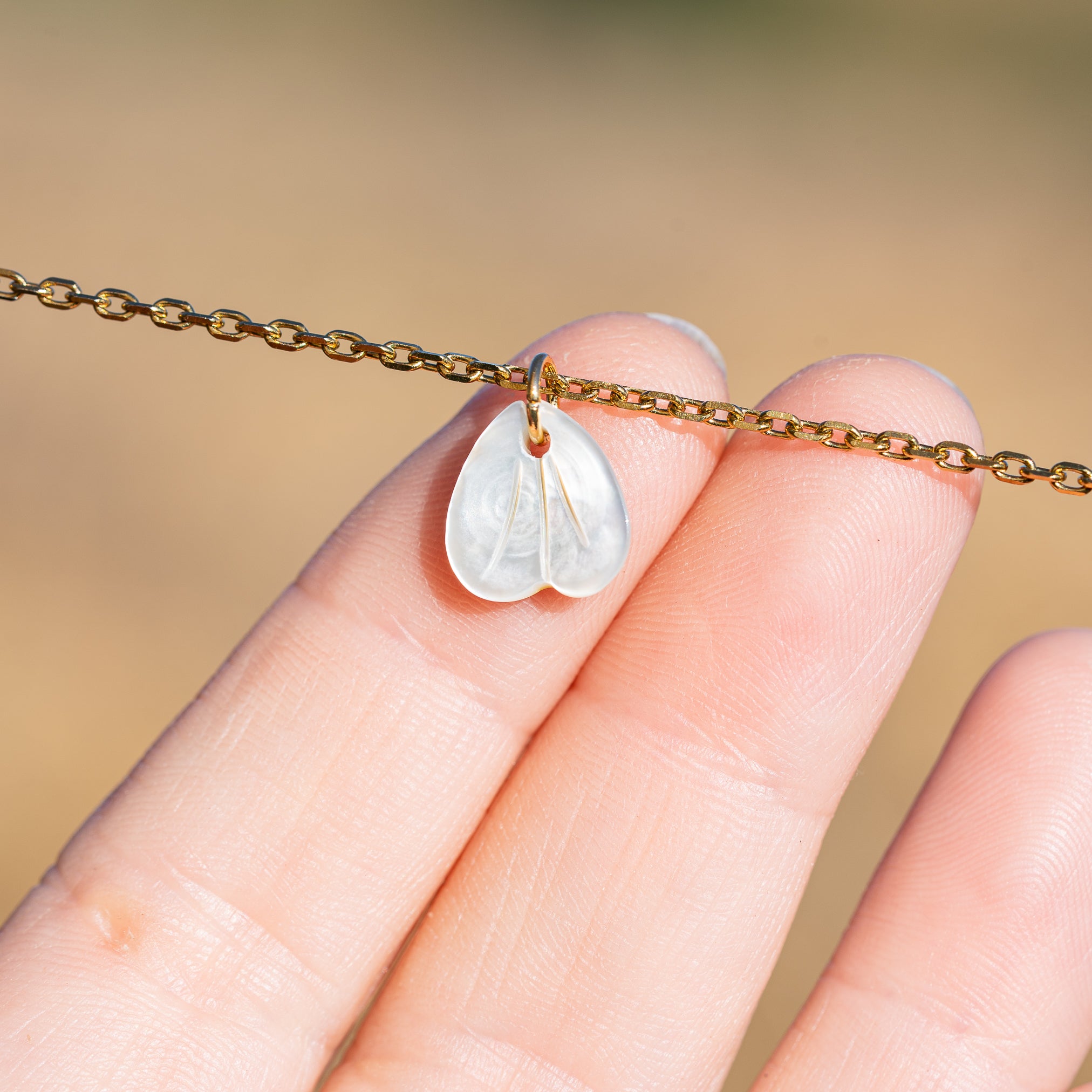 Petites breloques feuille en nacre multicolore de 10 mm ( à l&