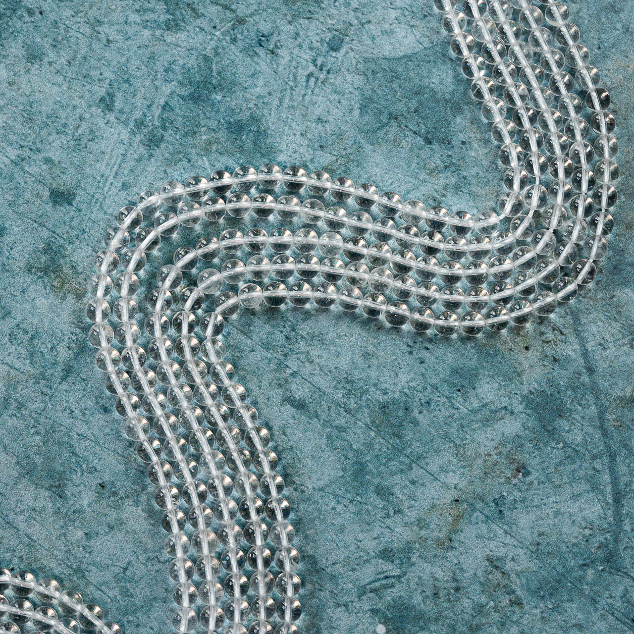 Perles rondes lisses de cristal de roche de 6 mm ( rang de env 62 perles )