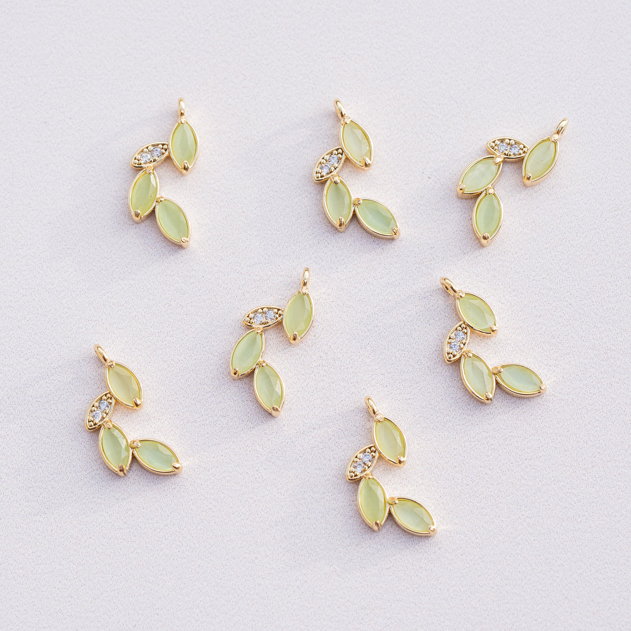 Breloques feuilles en laiton plaqué or 18k et zirconium vert de 20,5 mm ( à l&
