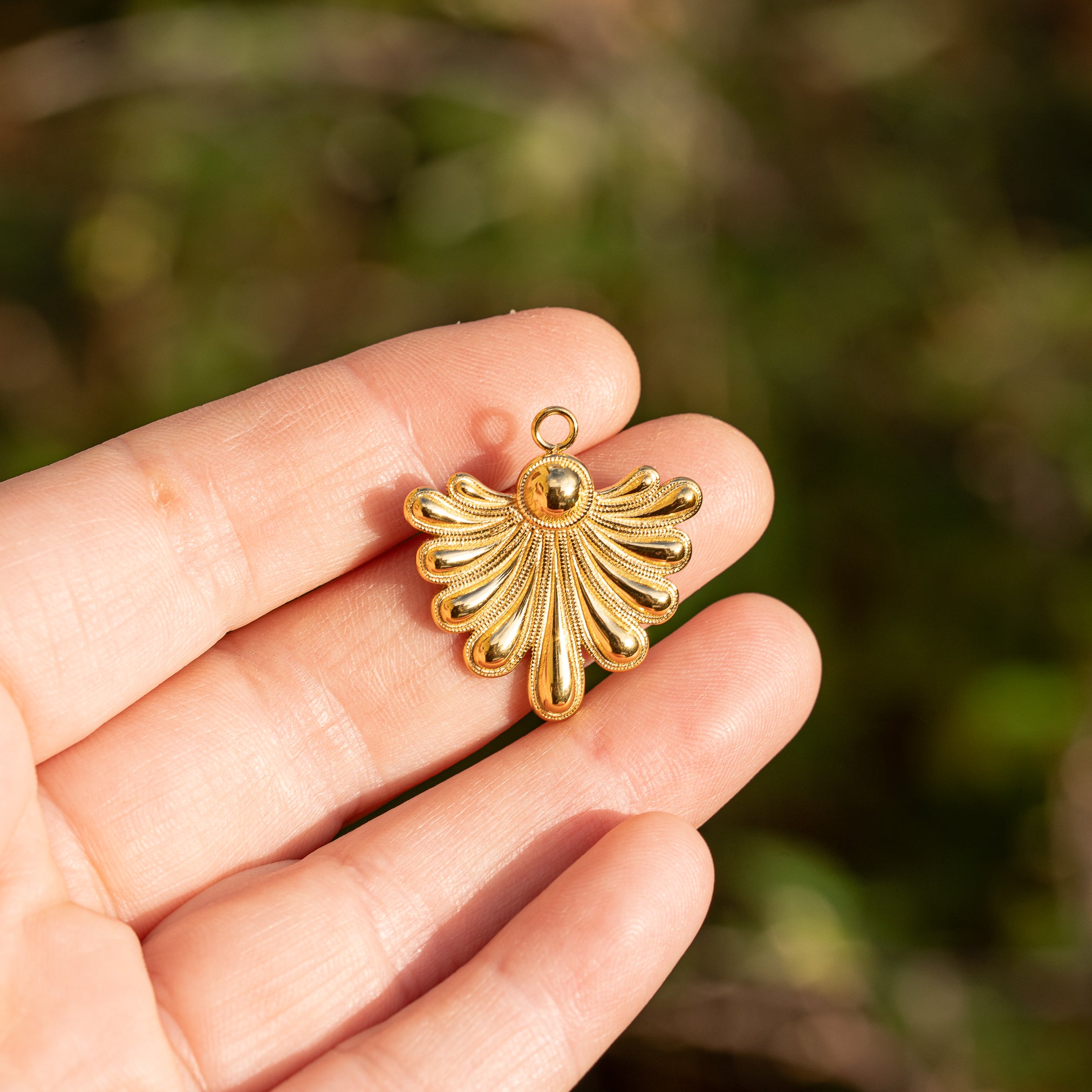 Breloques feuilles en acier inoxydable plaqué or 14k de 27 mm ( à l&