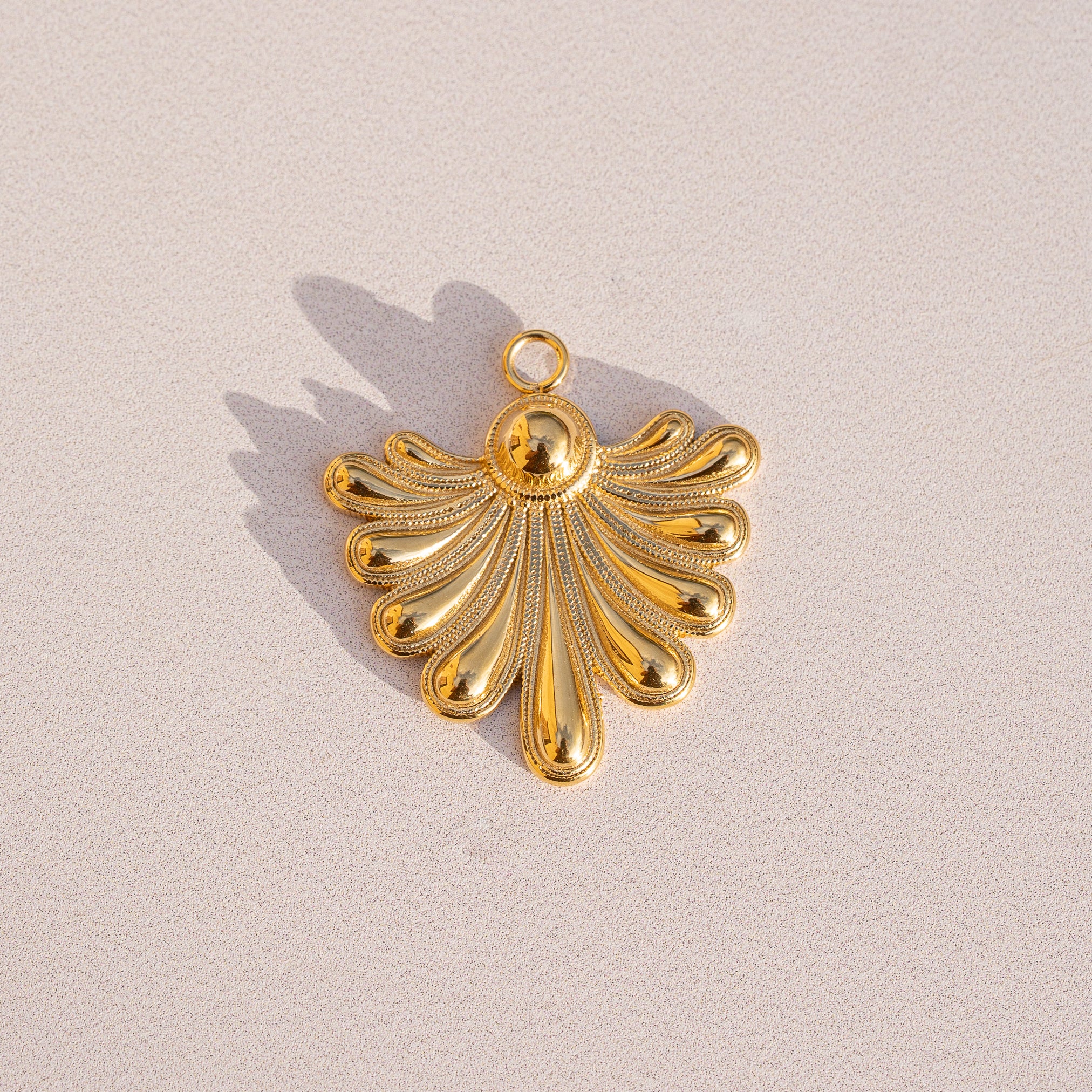 Breloques feuilles en acier inoxydable plaqué or 14k de 27 mm ( à l&