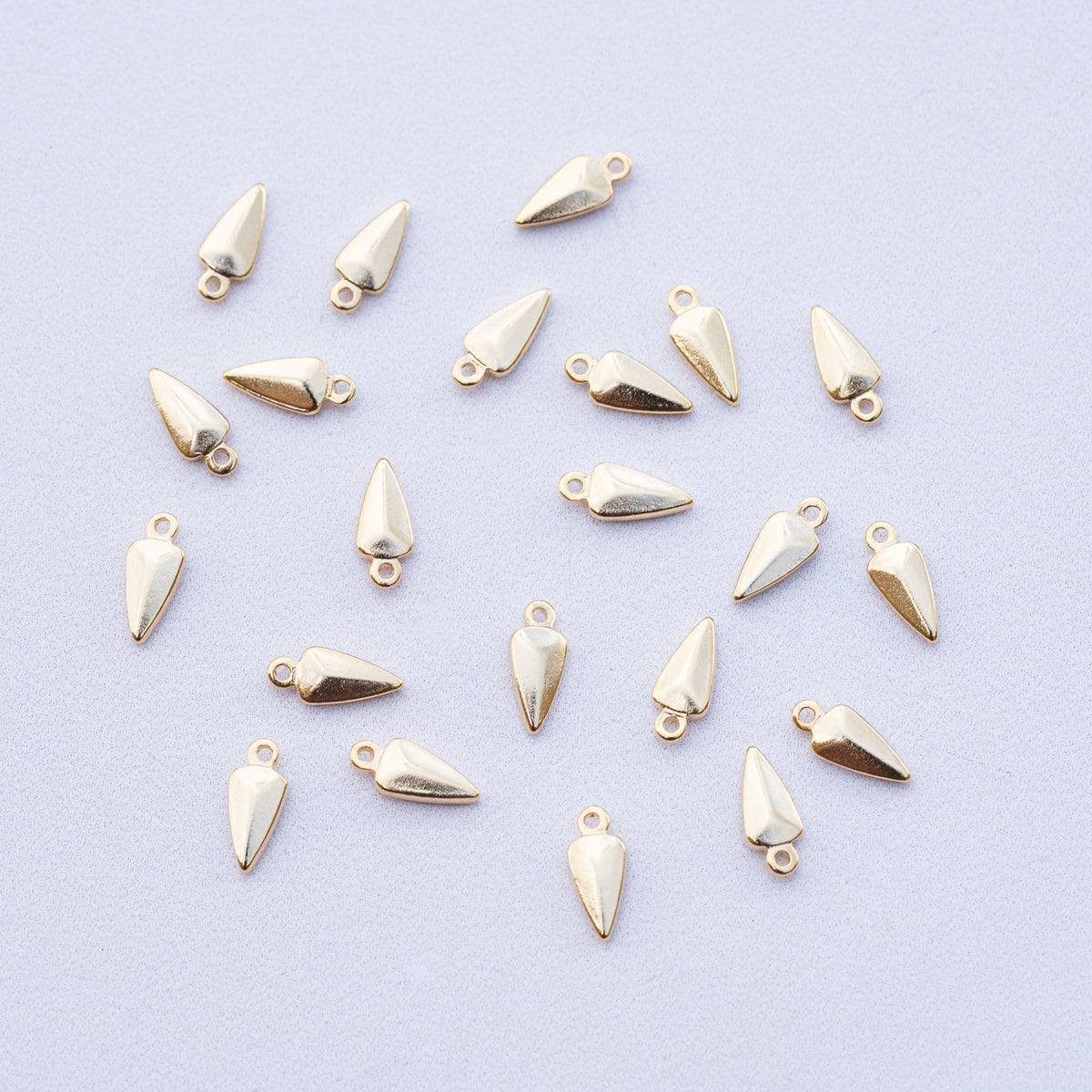 Petites breloques goutte/flèche en laiton plaqué or 24k de 10,5 mm ( à l&