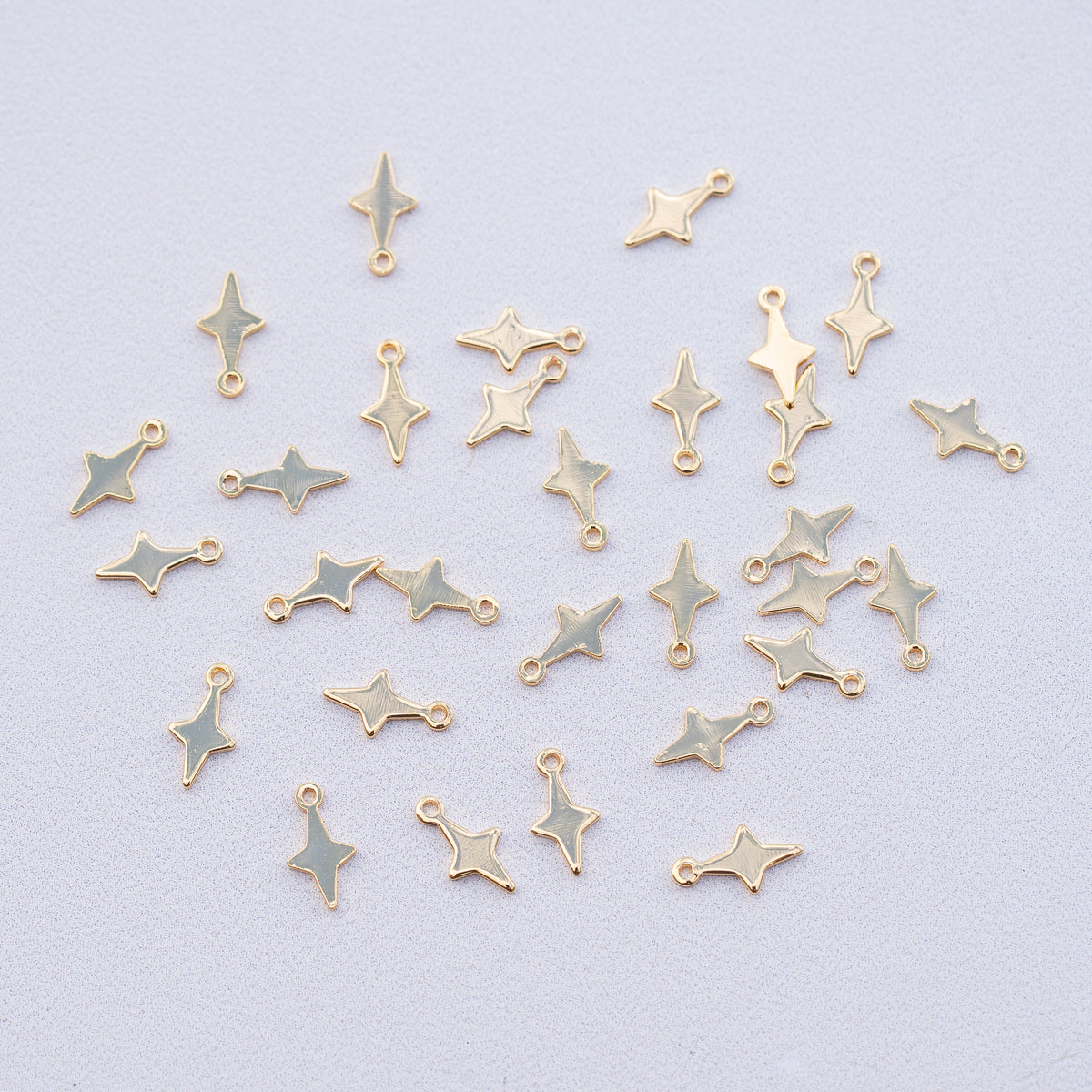 Petites breloques étoiles en laiton plaqué or 18k de 10,5 mm ( lot de 2 ou par 10 )