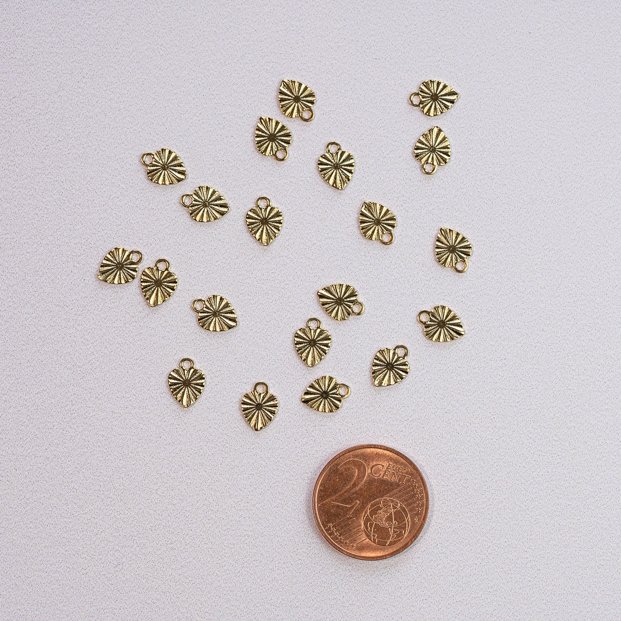 Petites breloques coeur texturées en acier inox plaqué or 18k de 8 x 6 mm ( lot de 2 )