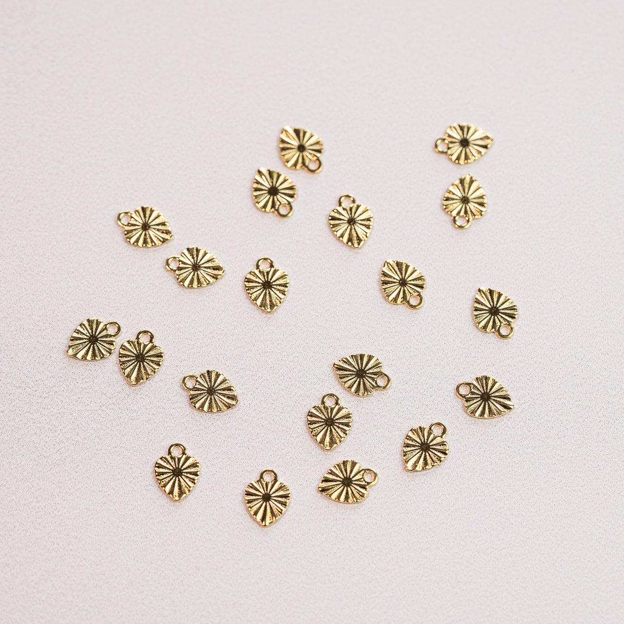 Petites breloques coeur texturées en acier inox plaqué or 18k de 8 x 6 mm ( lot de 2 )