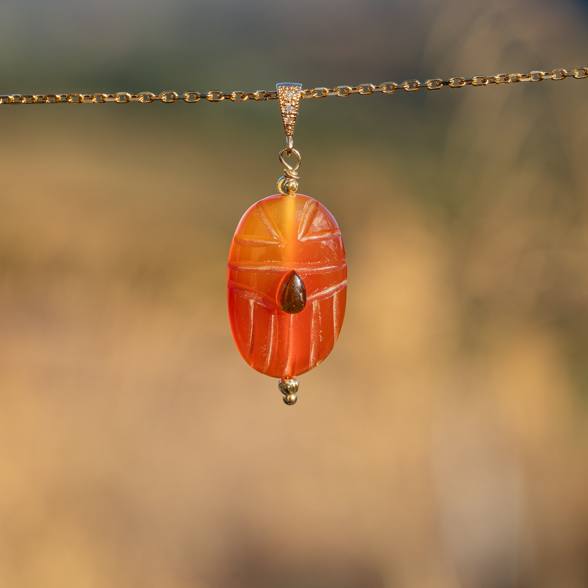 Les pendentifs "Nidhih " scarabées avec cabochons en pierres au choix