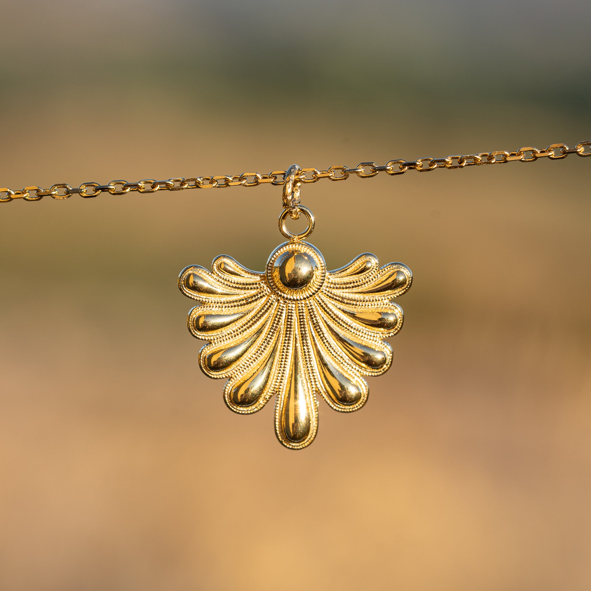 Breloques feuilles en acier inoxydable plaqué or 14k de 27 mm ( à l&