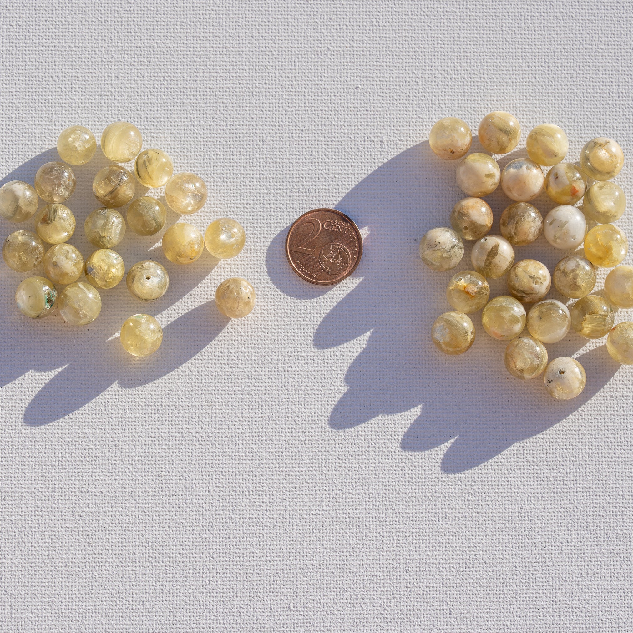 Perles rondes lisses de Lépidolite jaune de 10/10,5 mm ( lot de 4 perles )