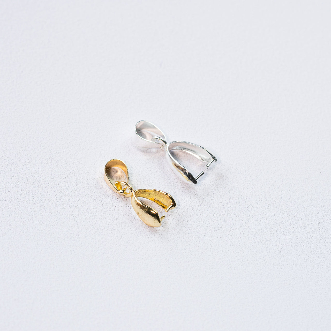 Bélières en laiton plaqué or 24k ou platine de 13/14 mm au choix ( à l&