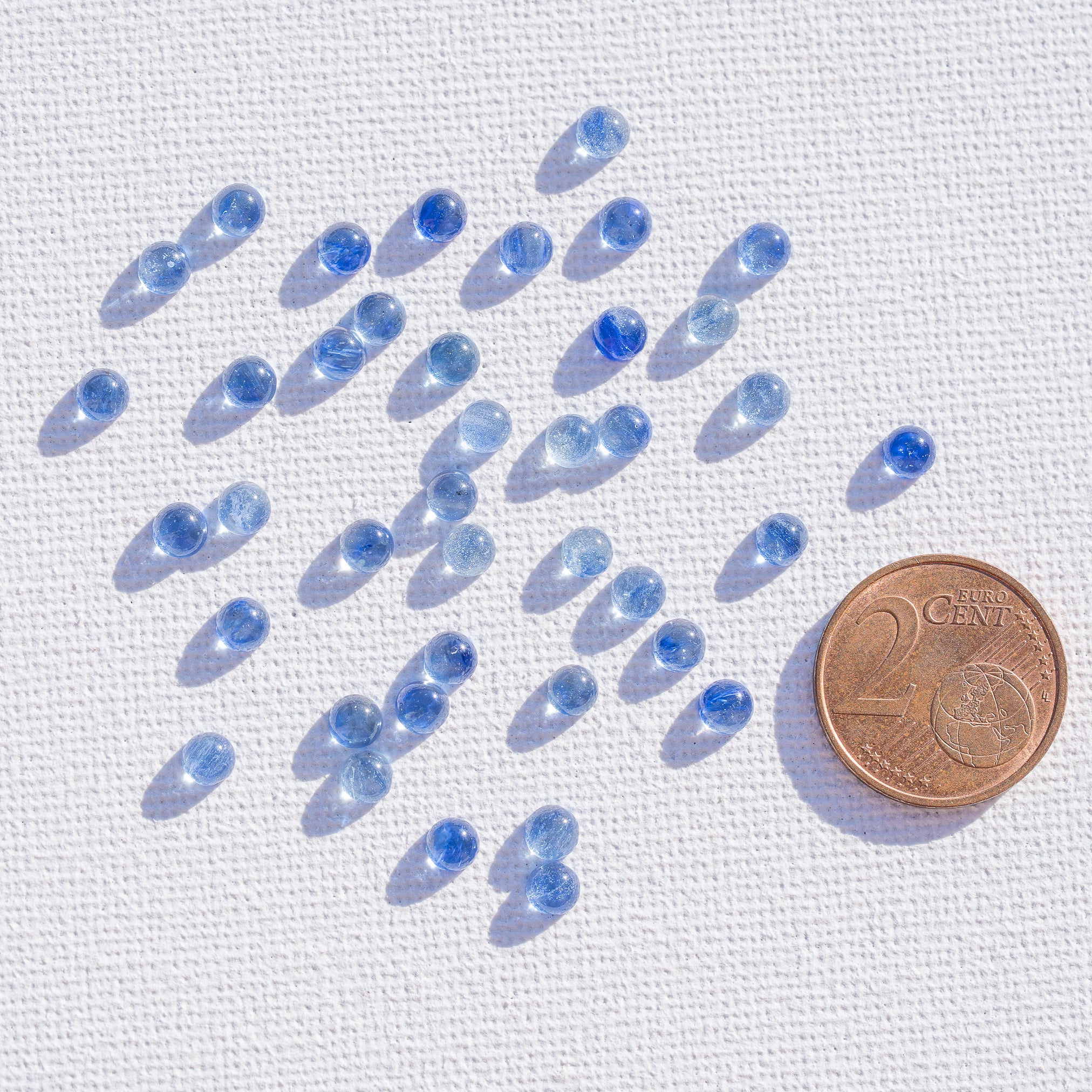 Cabochon rond de Cyanite bleue de env 4 mm ( à l&