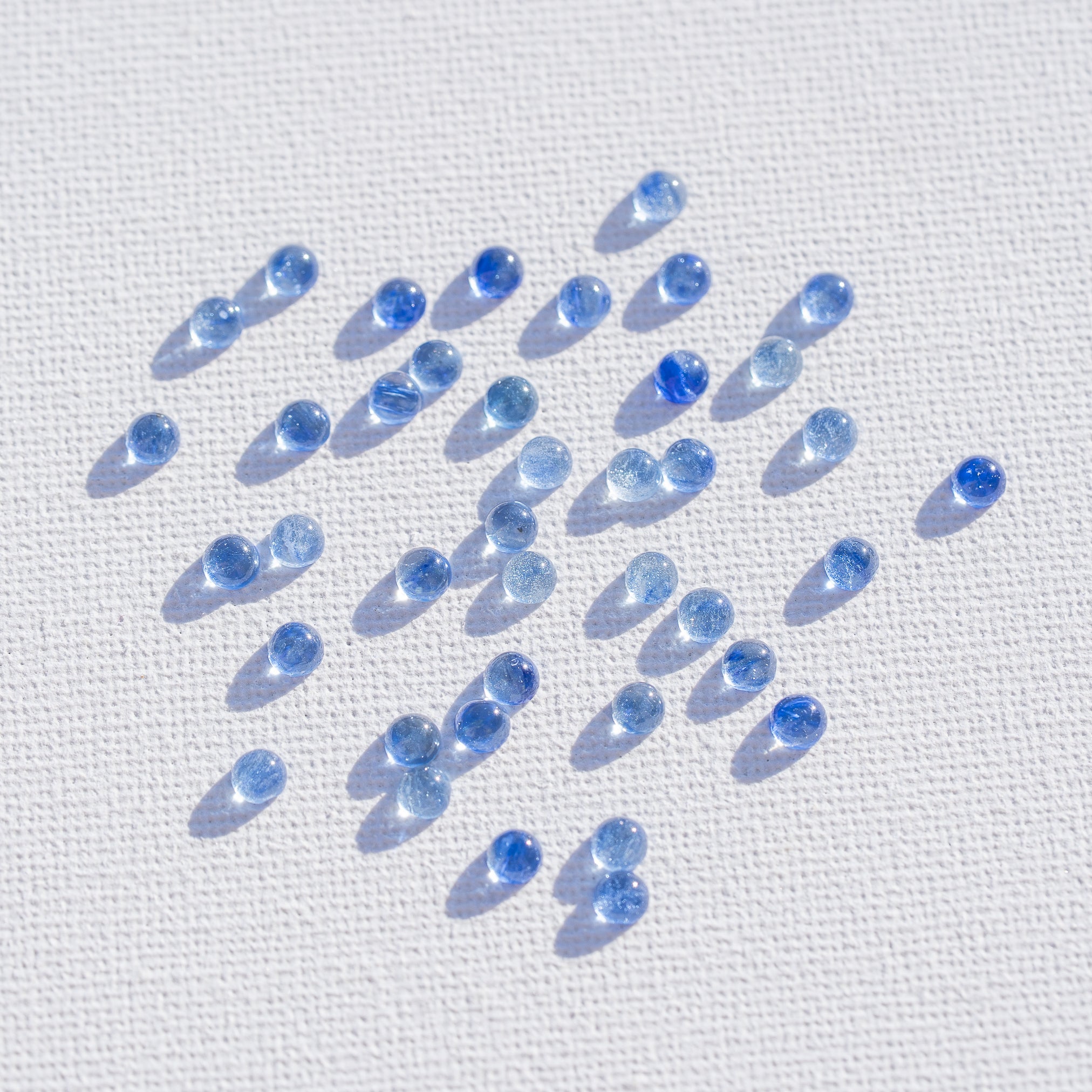 Cabochon rond de Cyanite bleue de env 4 mm ( à l&