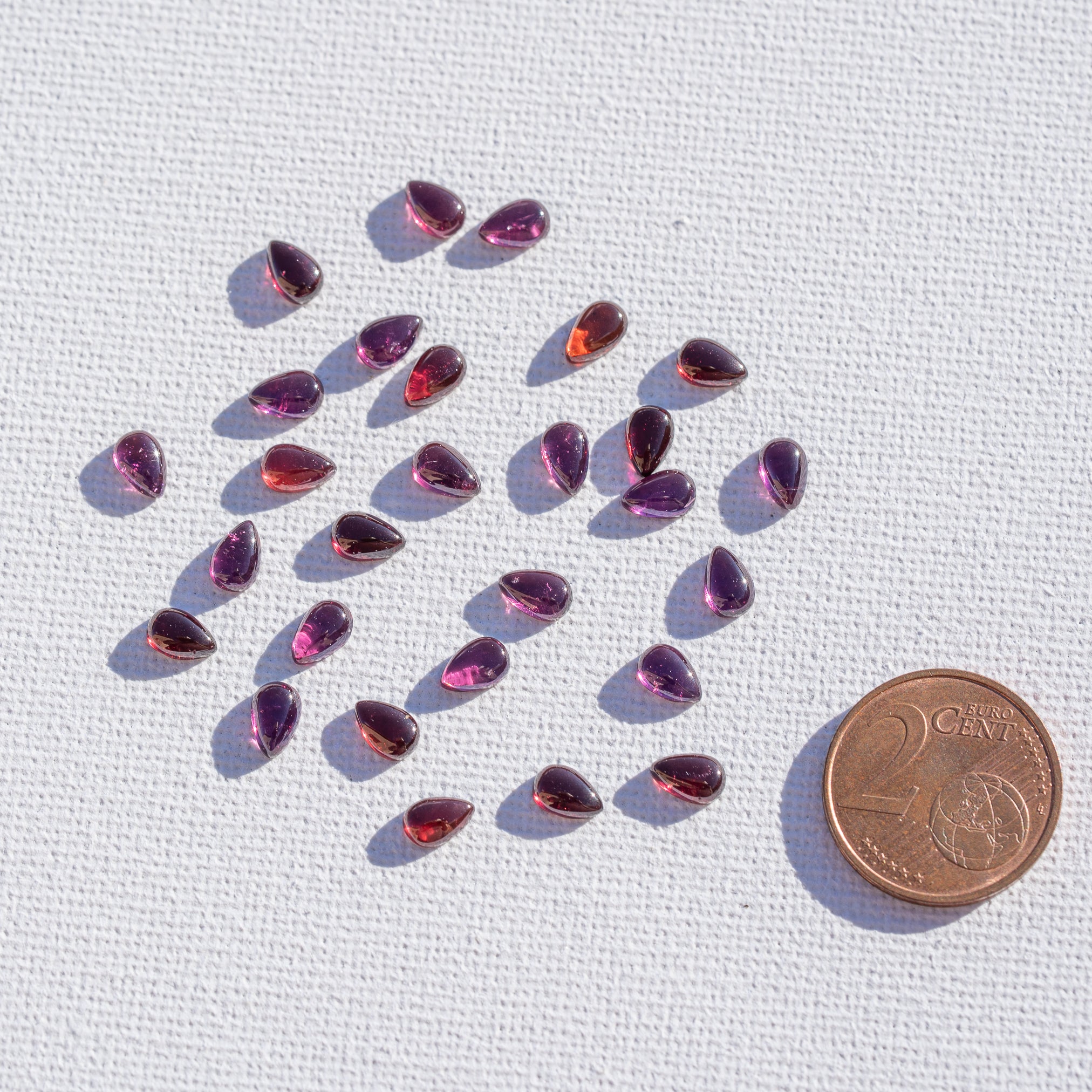 Cabochon goutte de Grenat Rhodolite de env 6 x 4 mm ( à l&